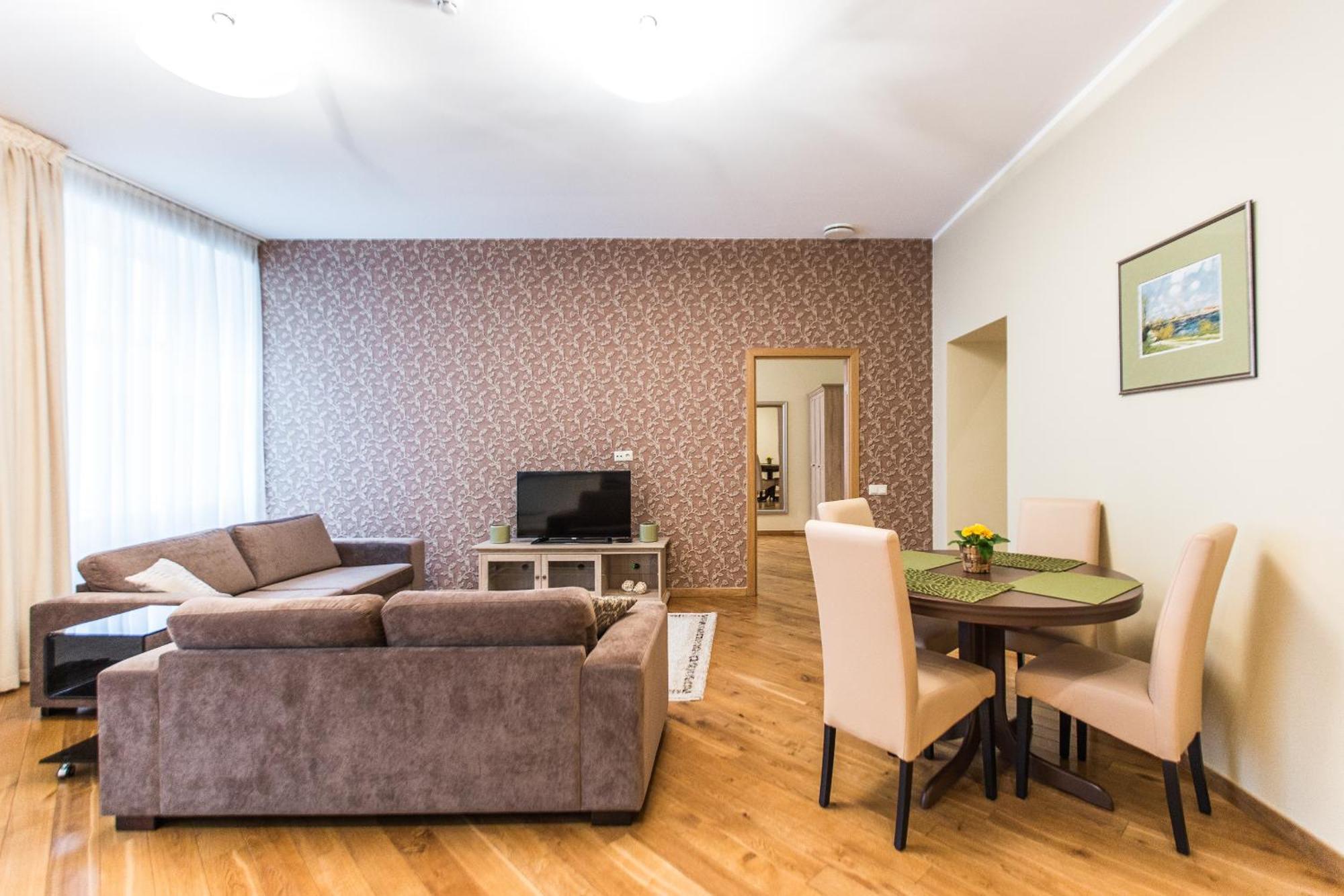 Lux - Ernesta, Free Parking Riga