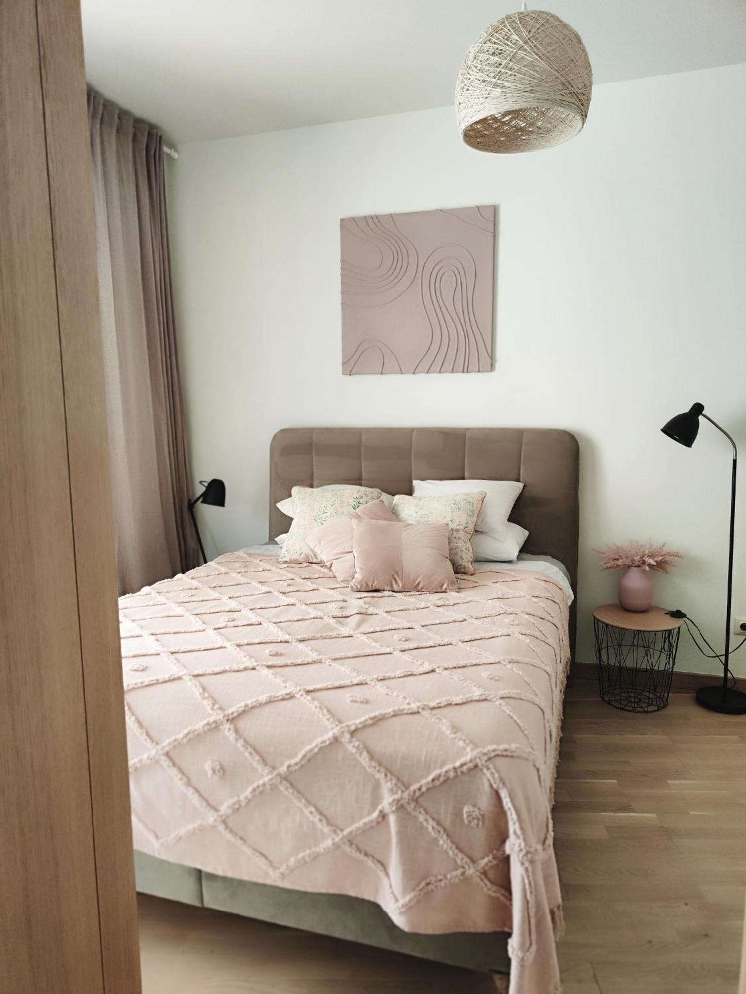 Wide & Light - Self Check In Apartment *