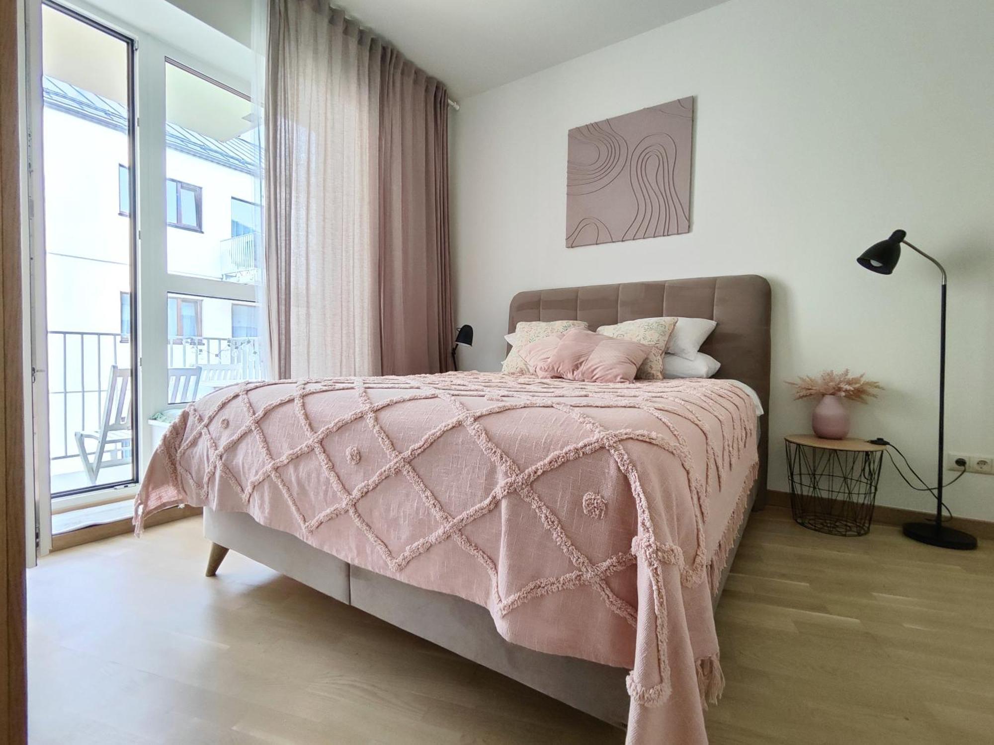 Apartment Wide & Light - Self Check In Riga