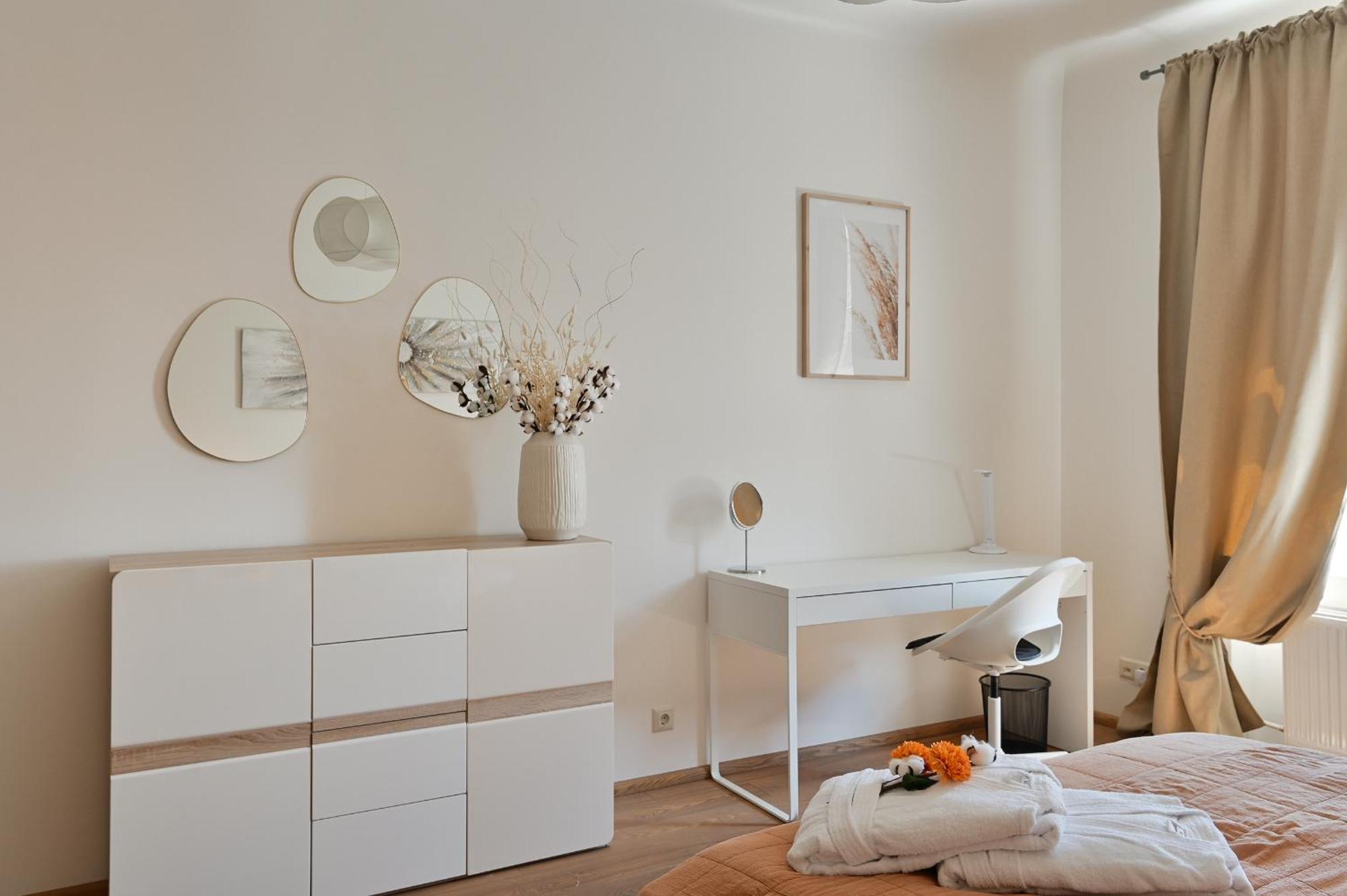 Old Town Riverside Apartment *
