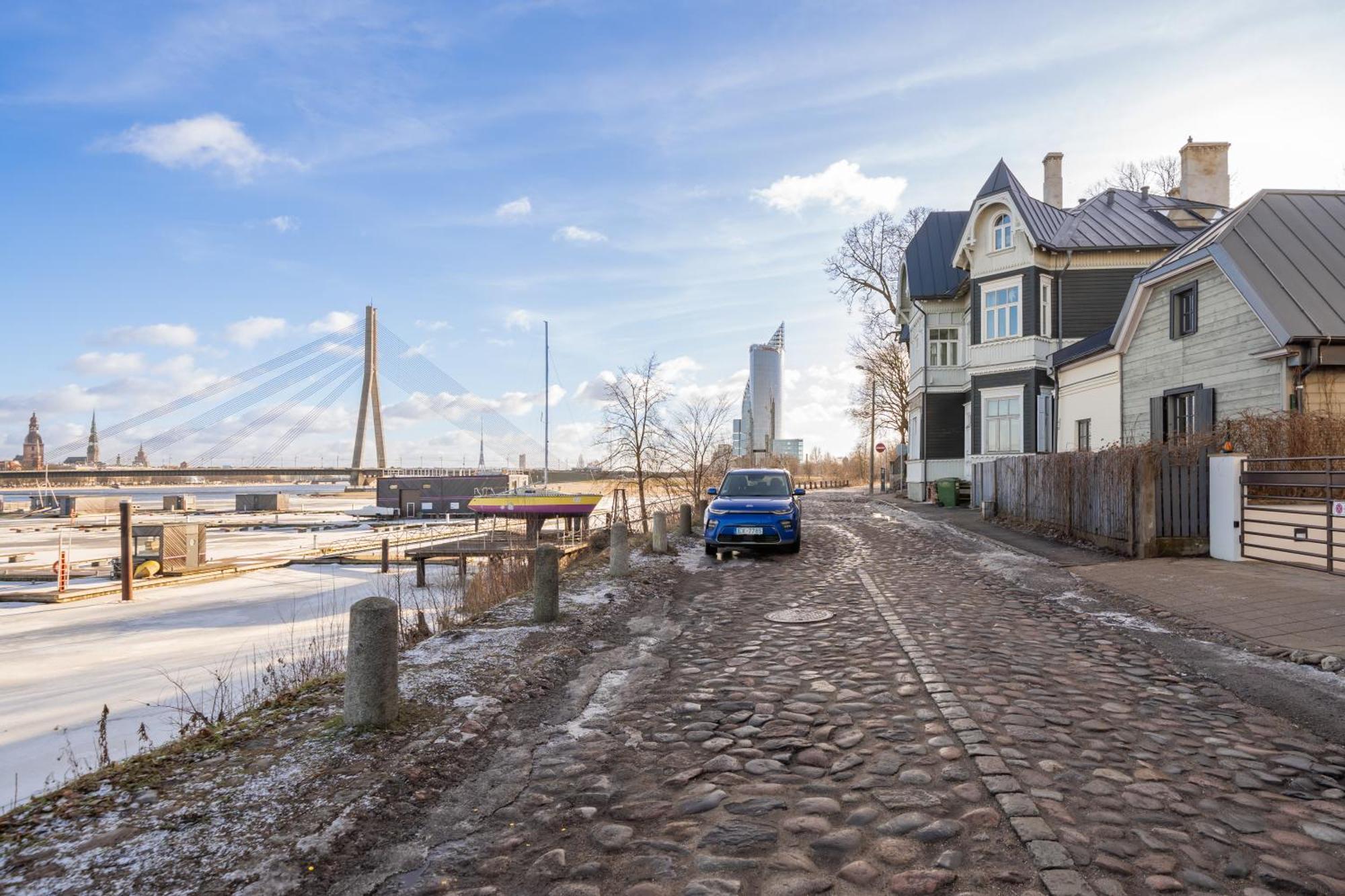 Apartment Riverside Flat With A Beautiful View Over *
