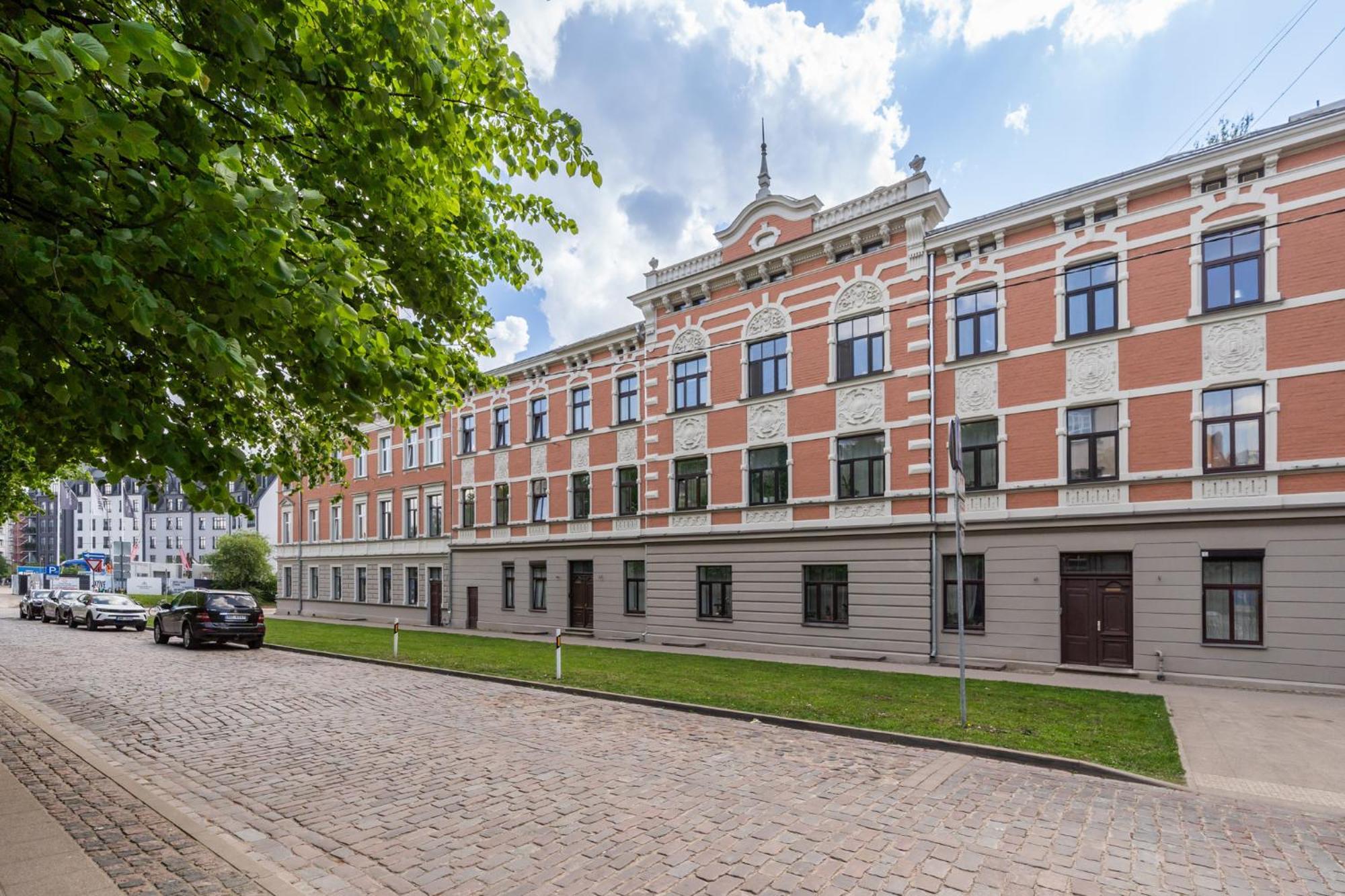 Elegant And Spacious Riga