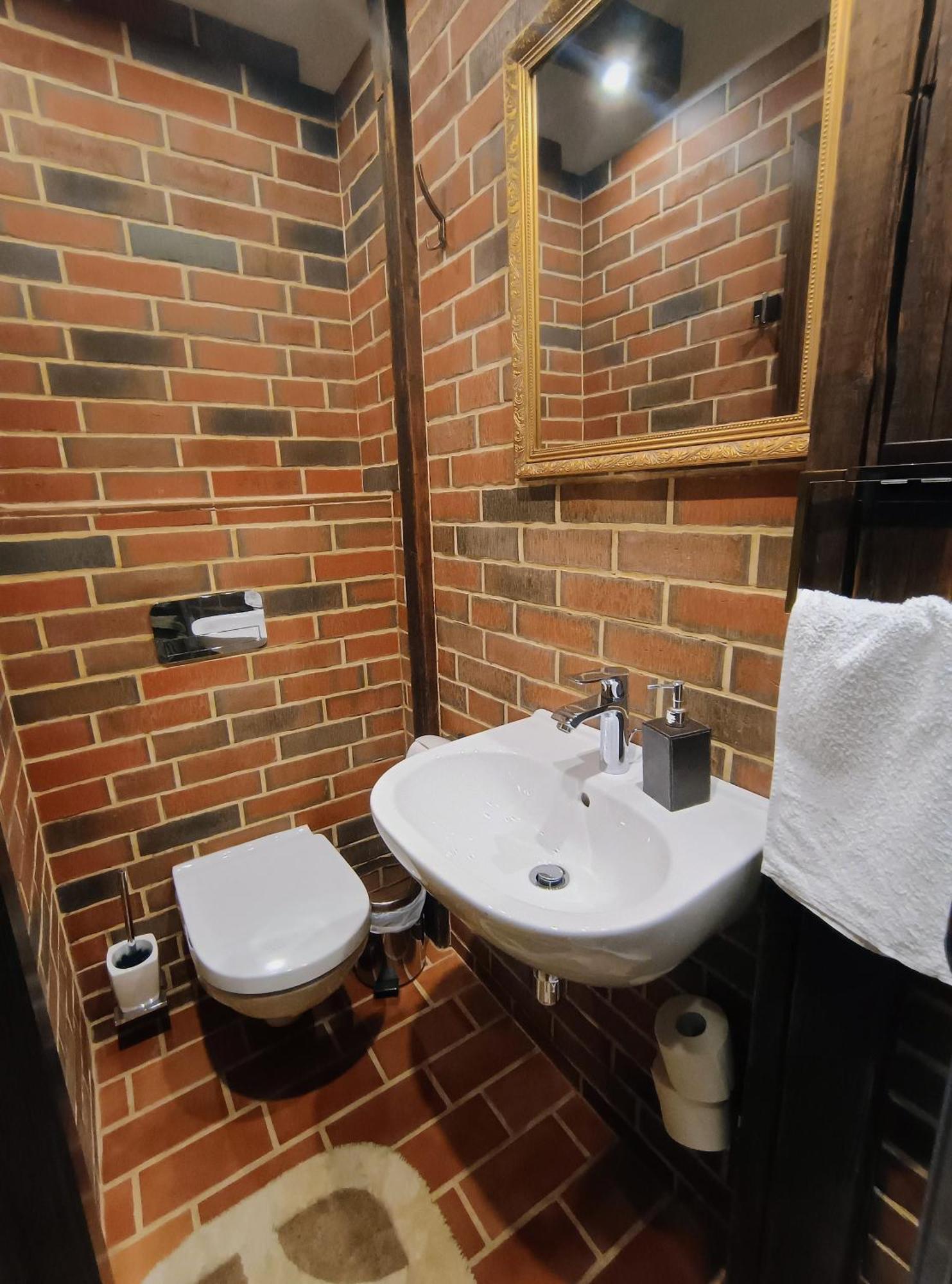 Ernests' Unique Townhouse With Sauna, Hot Tub And Free Parking