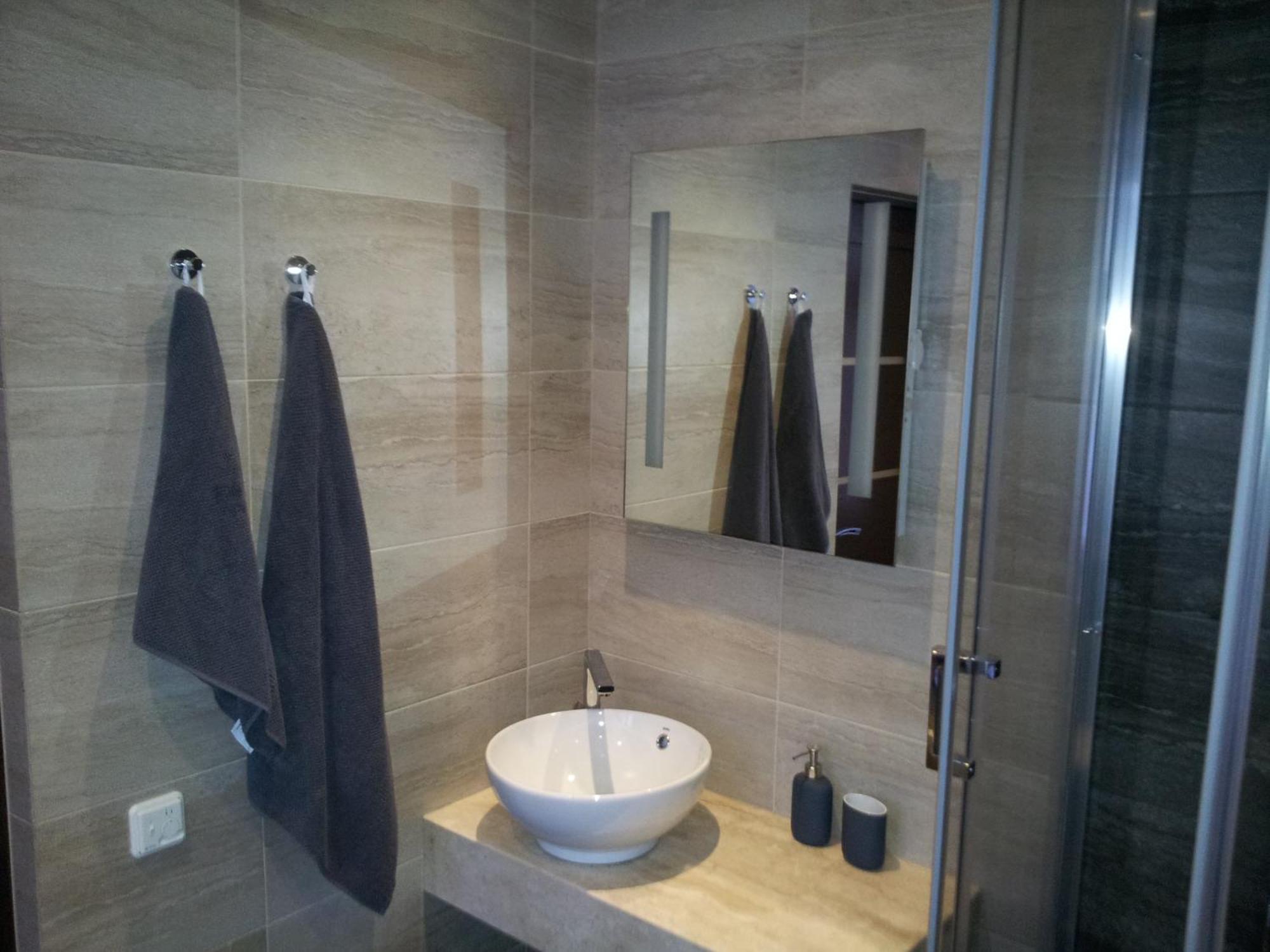 Modern With Free Parking Apartment *