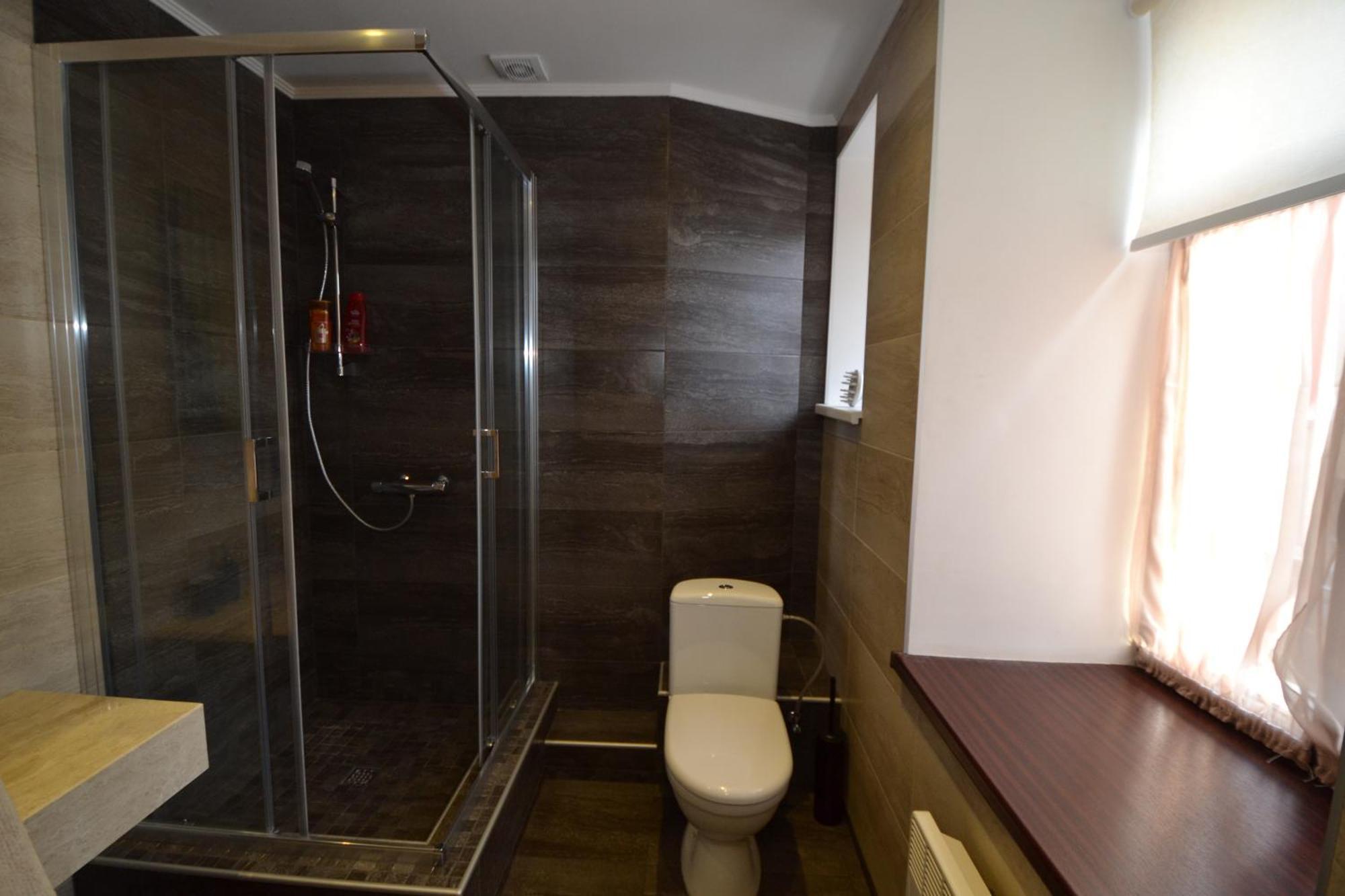 Modern With Free Parking Apartment *