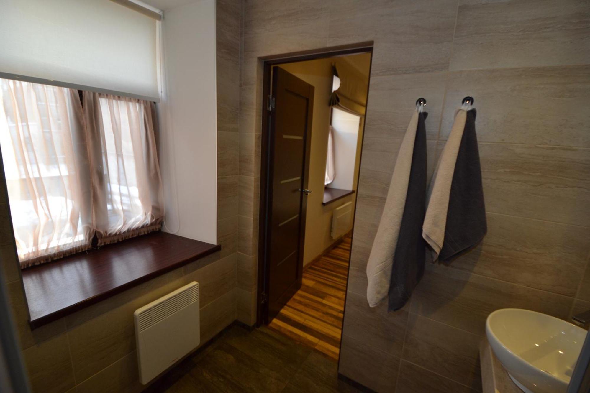 Modern With Free Parking Apartment *