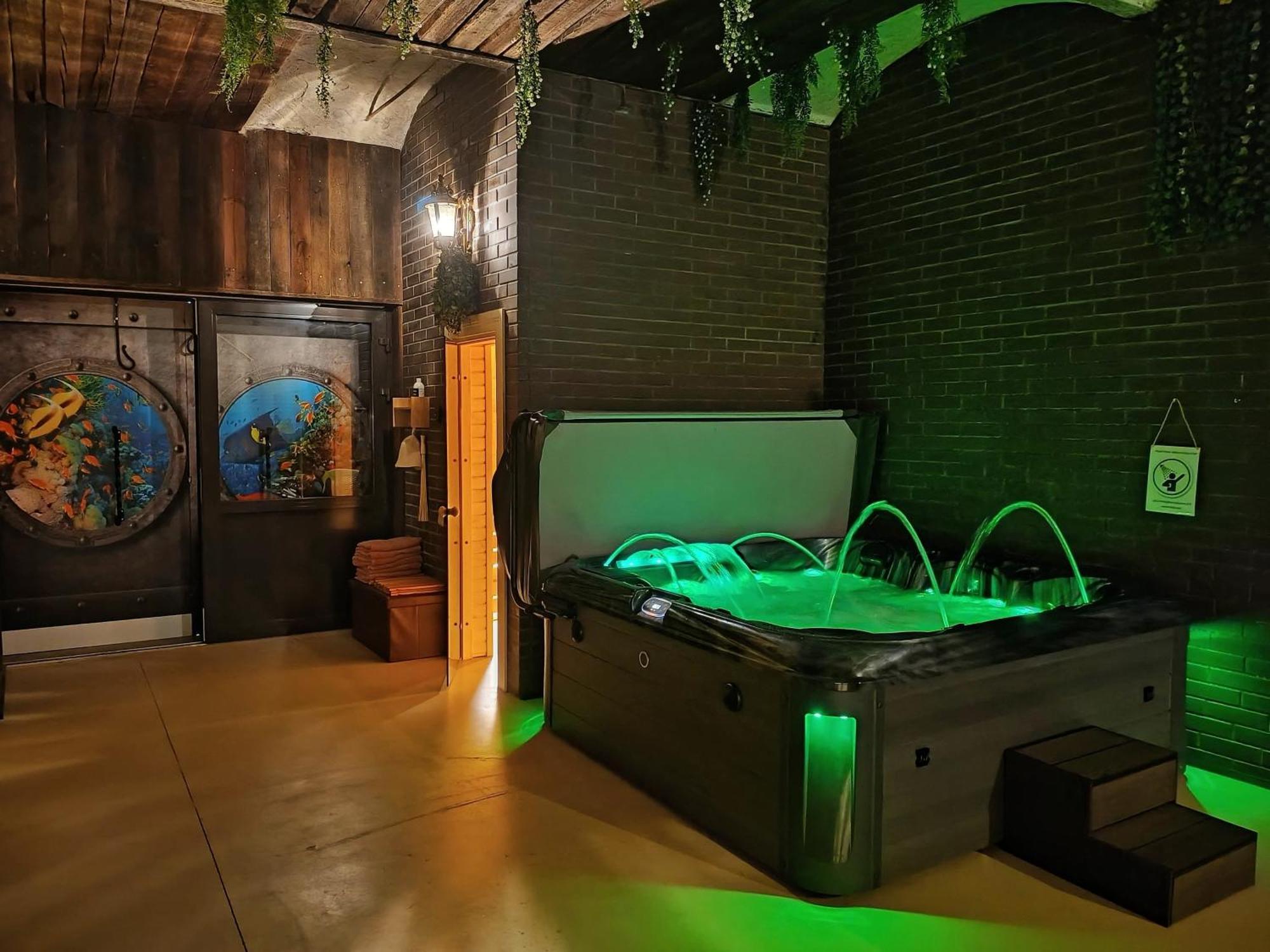 Ernests' Unique Townhouse With Sauna, Hot Tub And Free Parking *