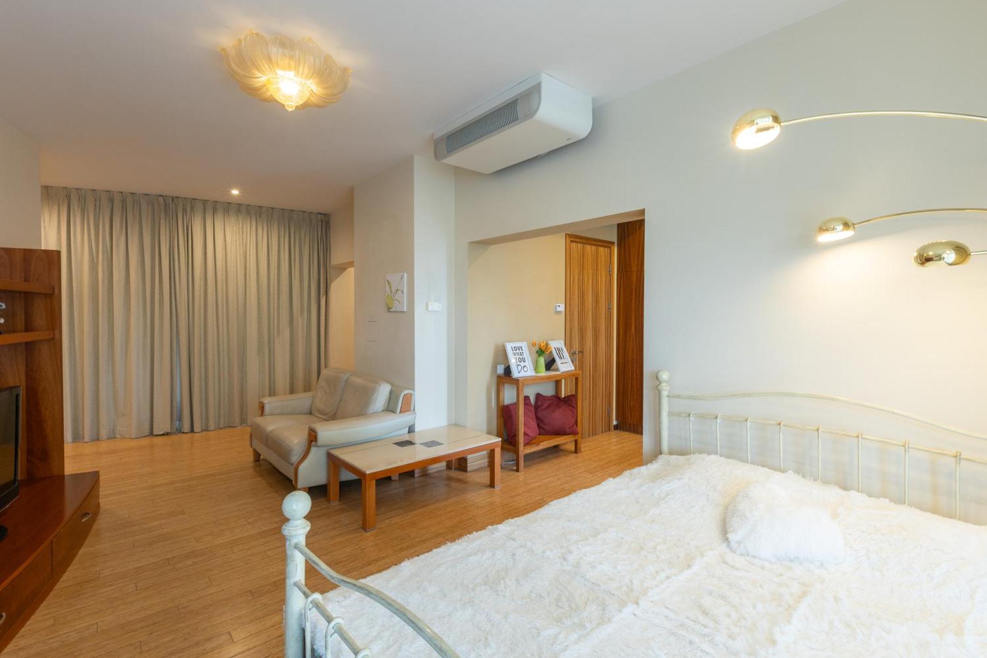 Royal Whith Free Parking Riga