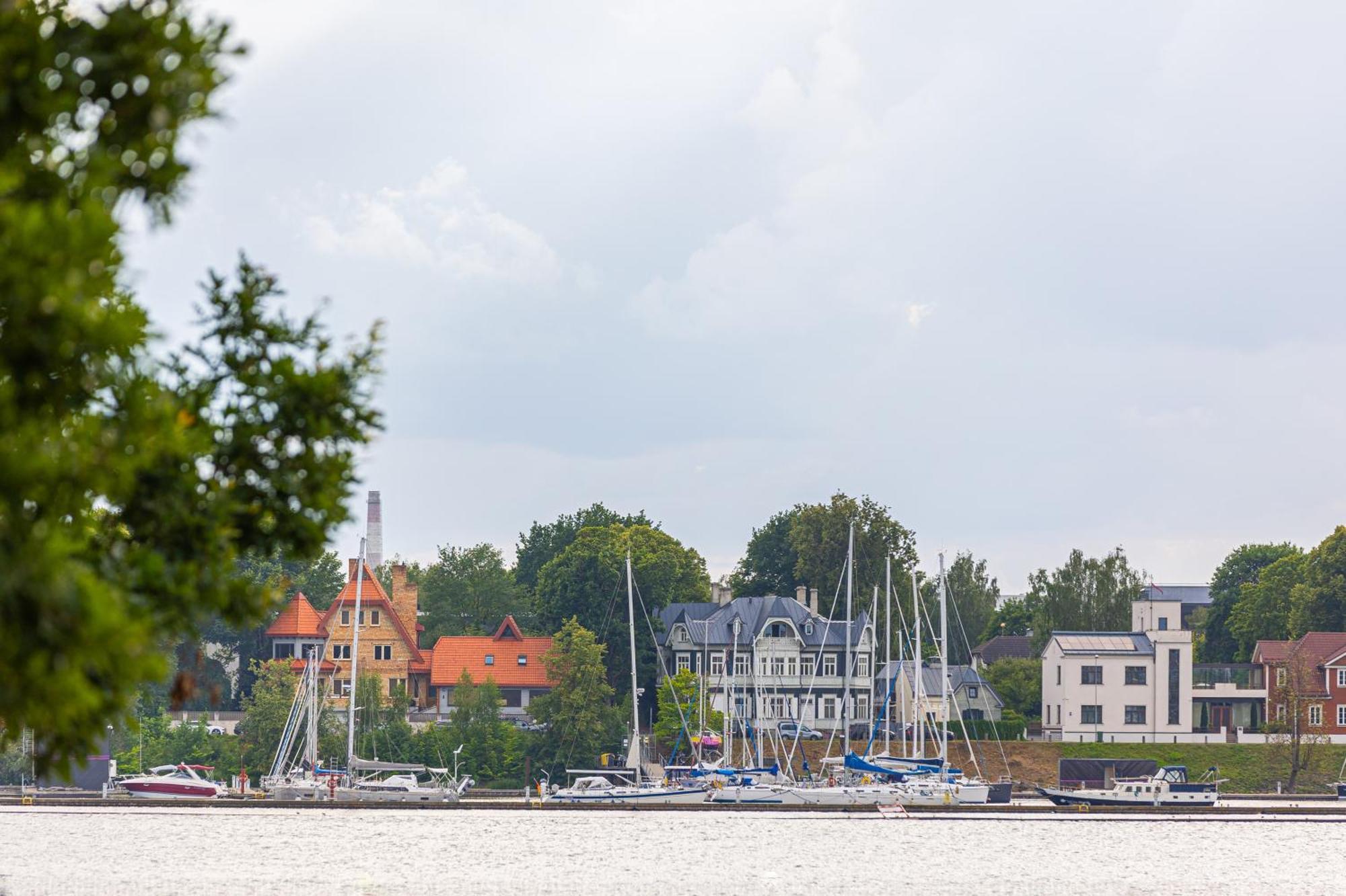 Royal Whith Free Parking Riga