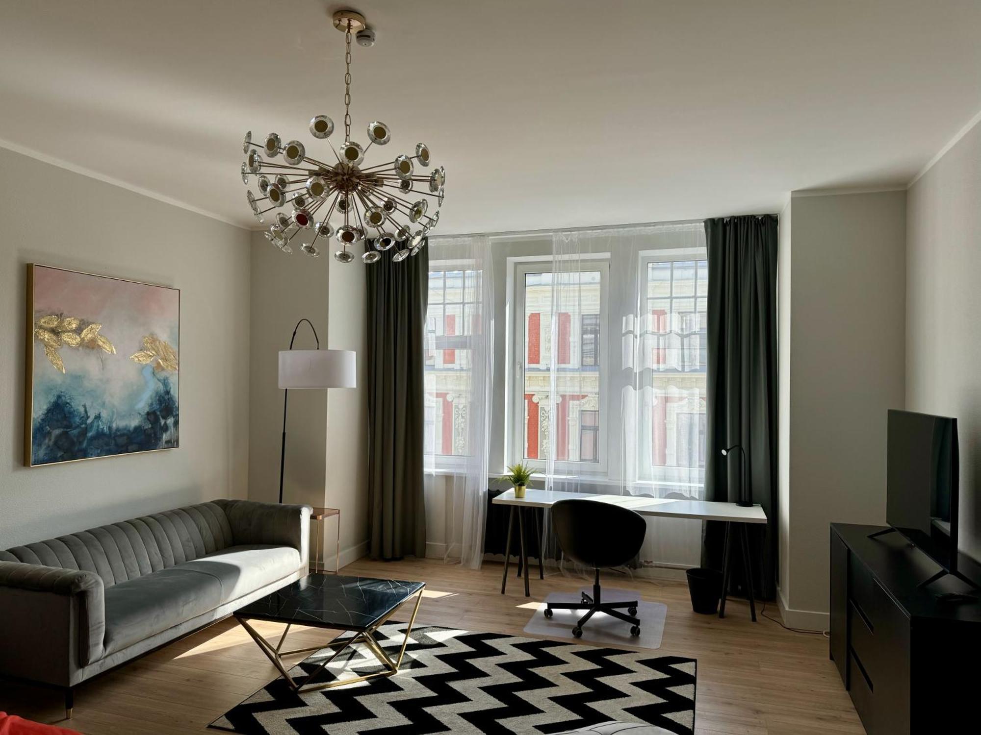 Beautiful, Spacious, Central 4br Dzīvoklis *