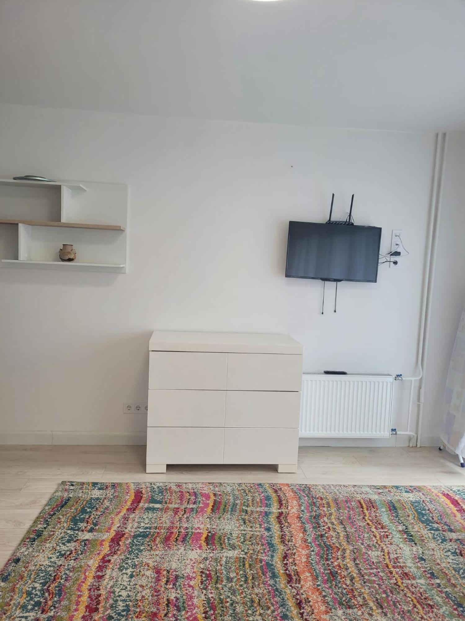 Apartment White Free Parking Self Check-inn *