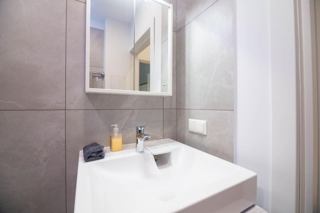 Elegant 2-bedroom Retreat Near Old Town