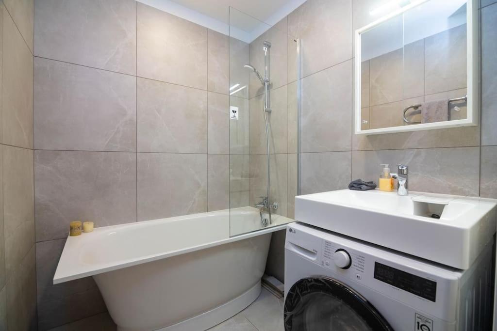 Elegant 2-bedroom Retreat Near Old Town Riga