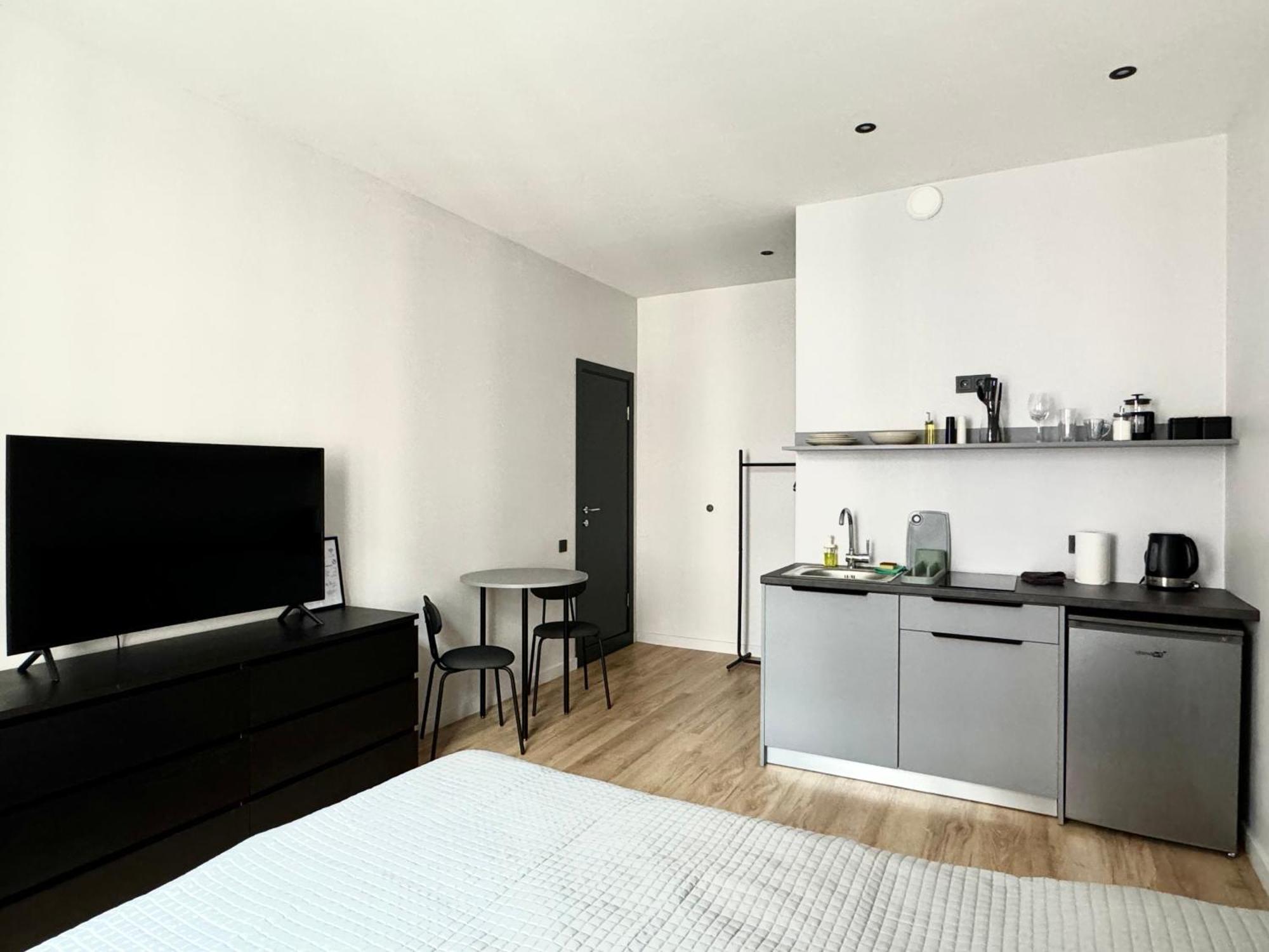 Modern In Center Apartment *