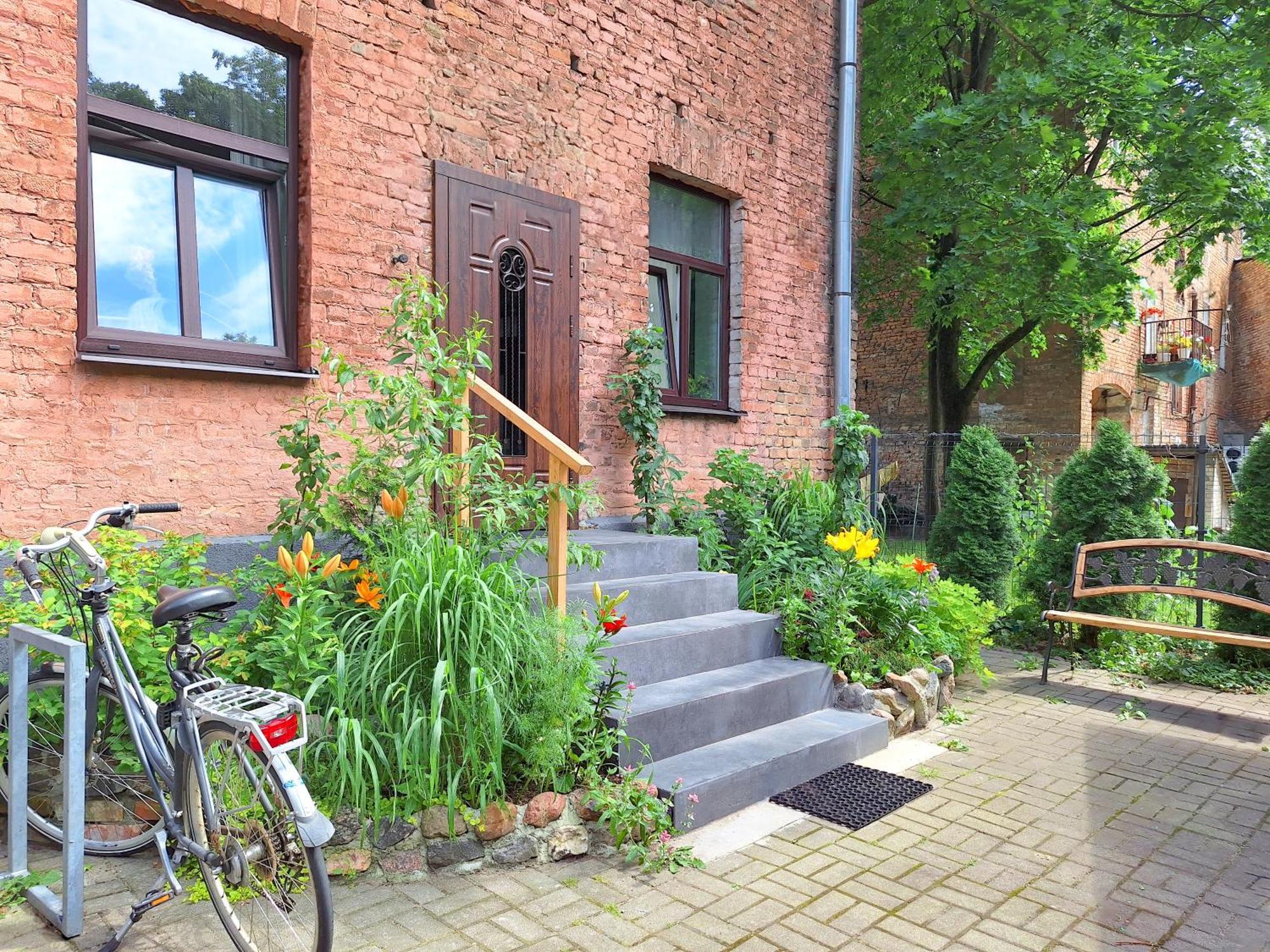 Newly Made With Private Entrance - 1st Floor *