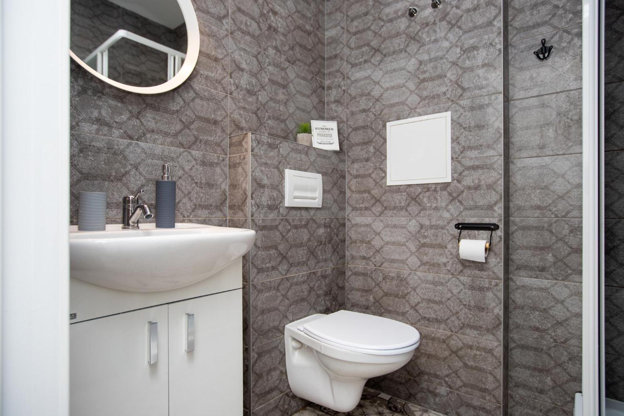 By The Andrejsala Area With Free Parking And Reach The Old Town In 15 Min Walk Apartment *