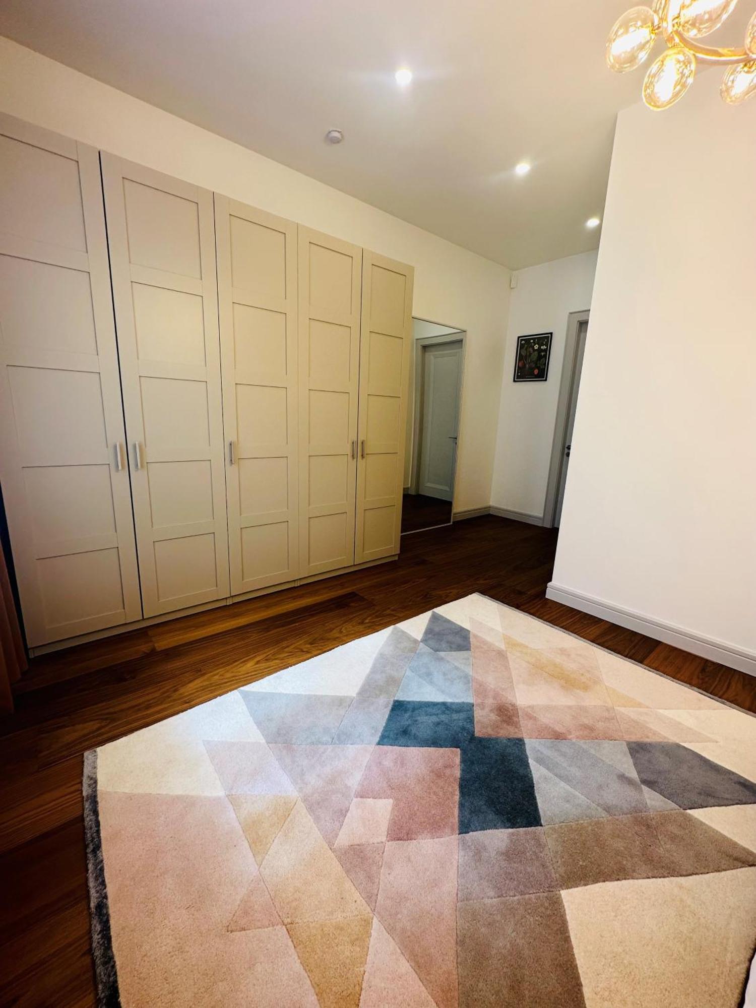 Spacious Modern And Flat Apartment