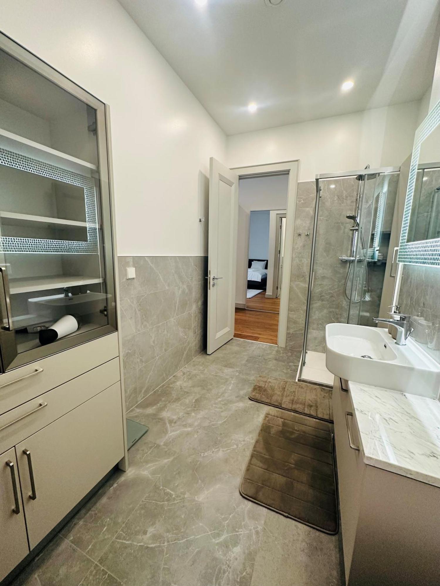 Spacious Modern And Flat Apartment Riga