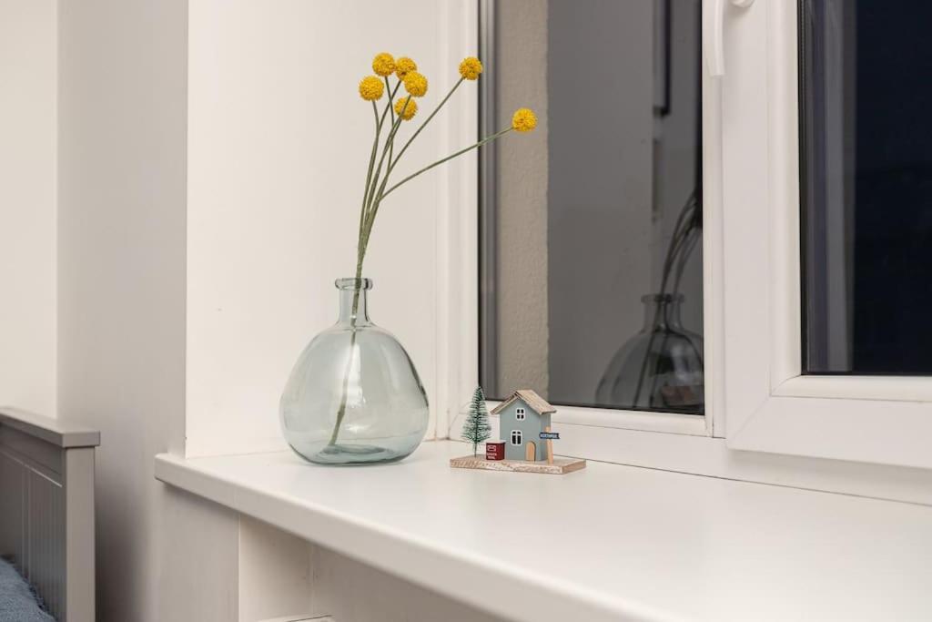 Cute With A View Over The Rooftops And Free Parking In The Area *
