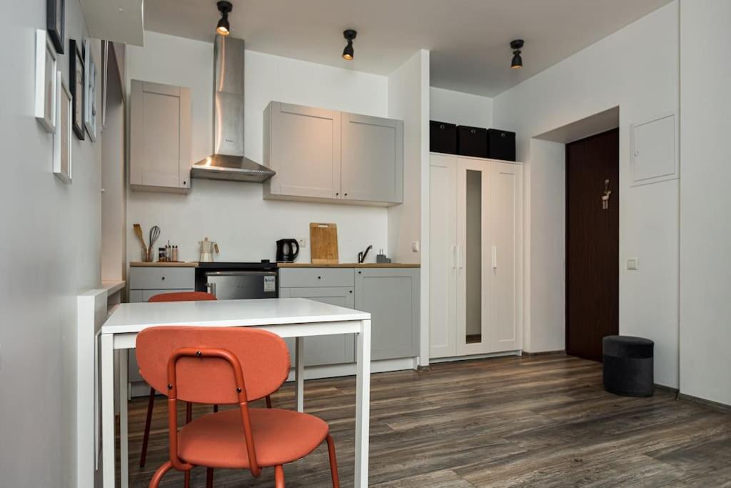 Cute With A View Over The Rooftops And Free Parking In The Area Apartment *