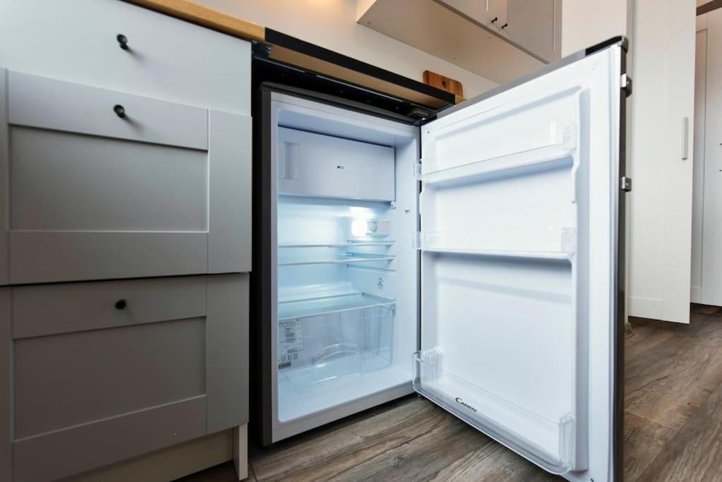 Cute With A View Over The Rooftops And Free Parking In The Area *