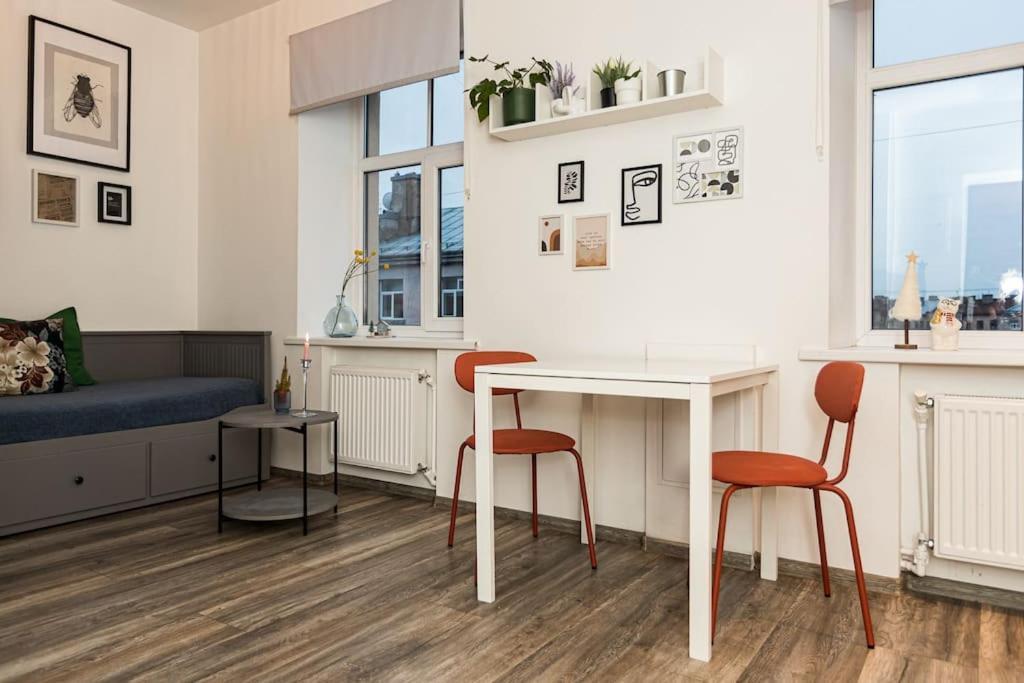 Cute With A View Over The Rooftops And Free Parking In The Area Apartment *