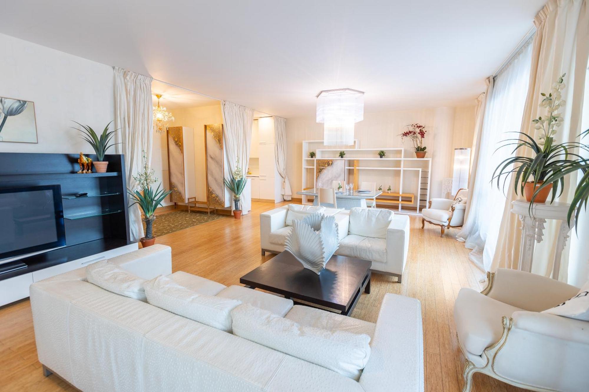 Royal Whith Free Parking * Riga