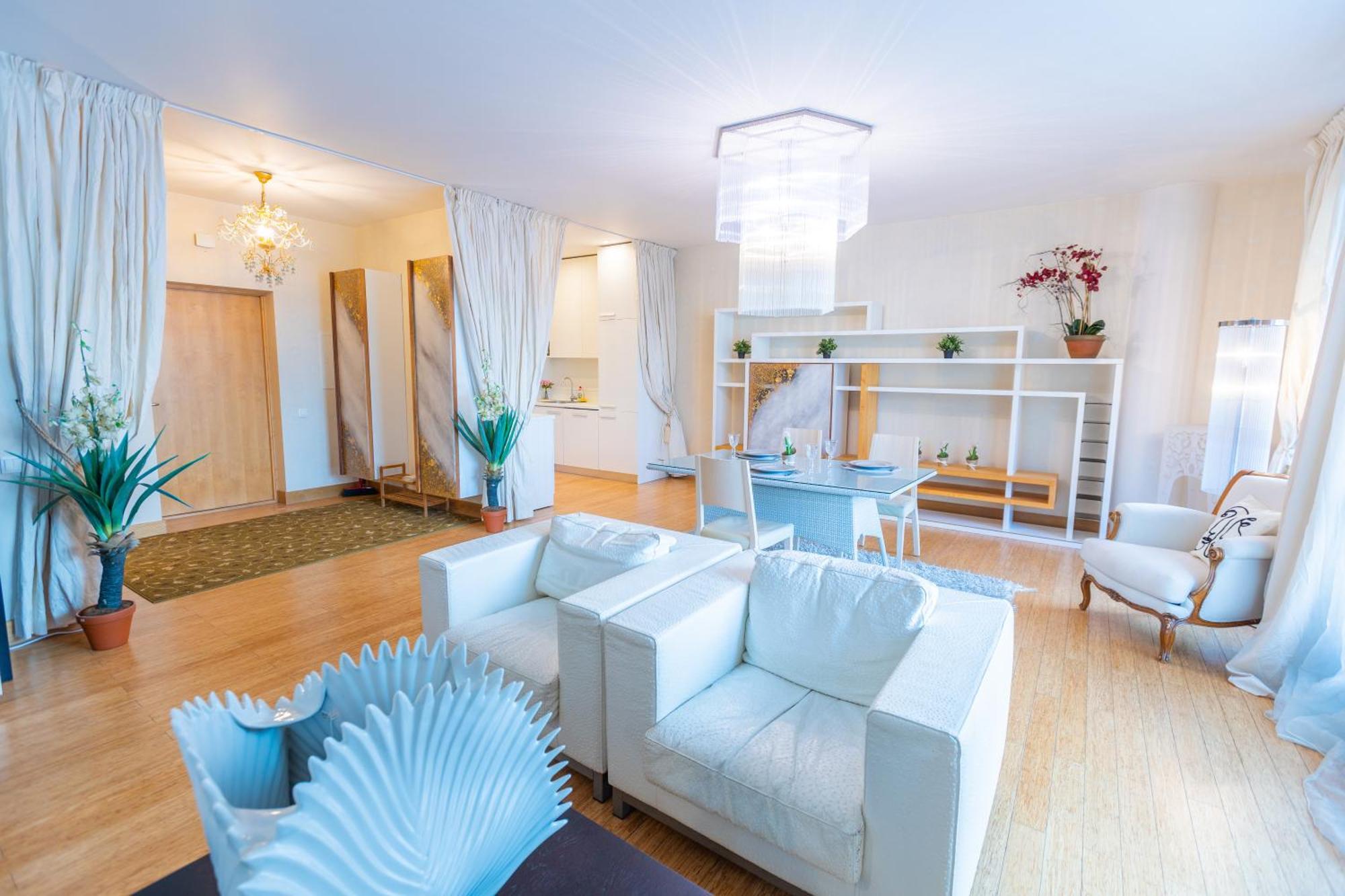Royal Whith Free Parking Riga