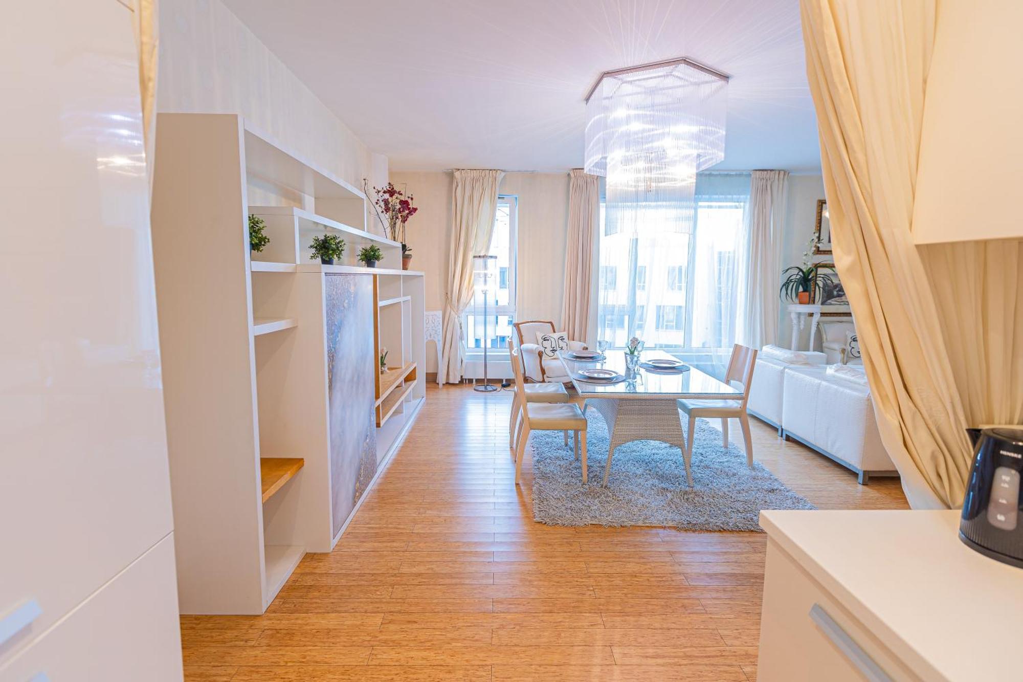 Royal Whith Free Parking Riga