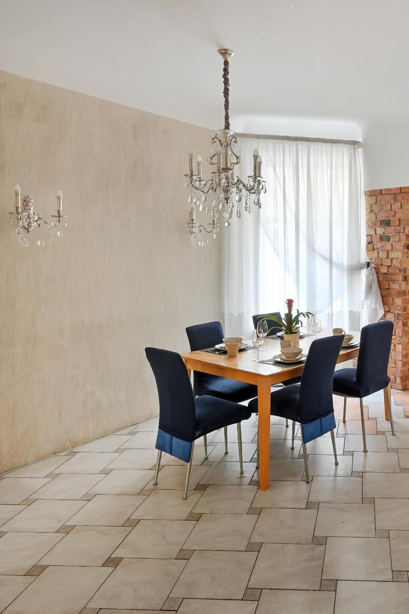 2-bdrm Quiet Apartment