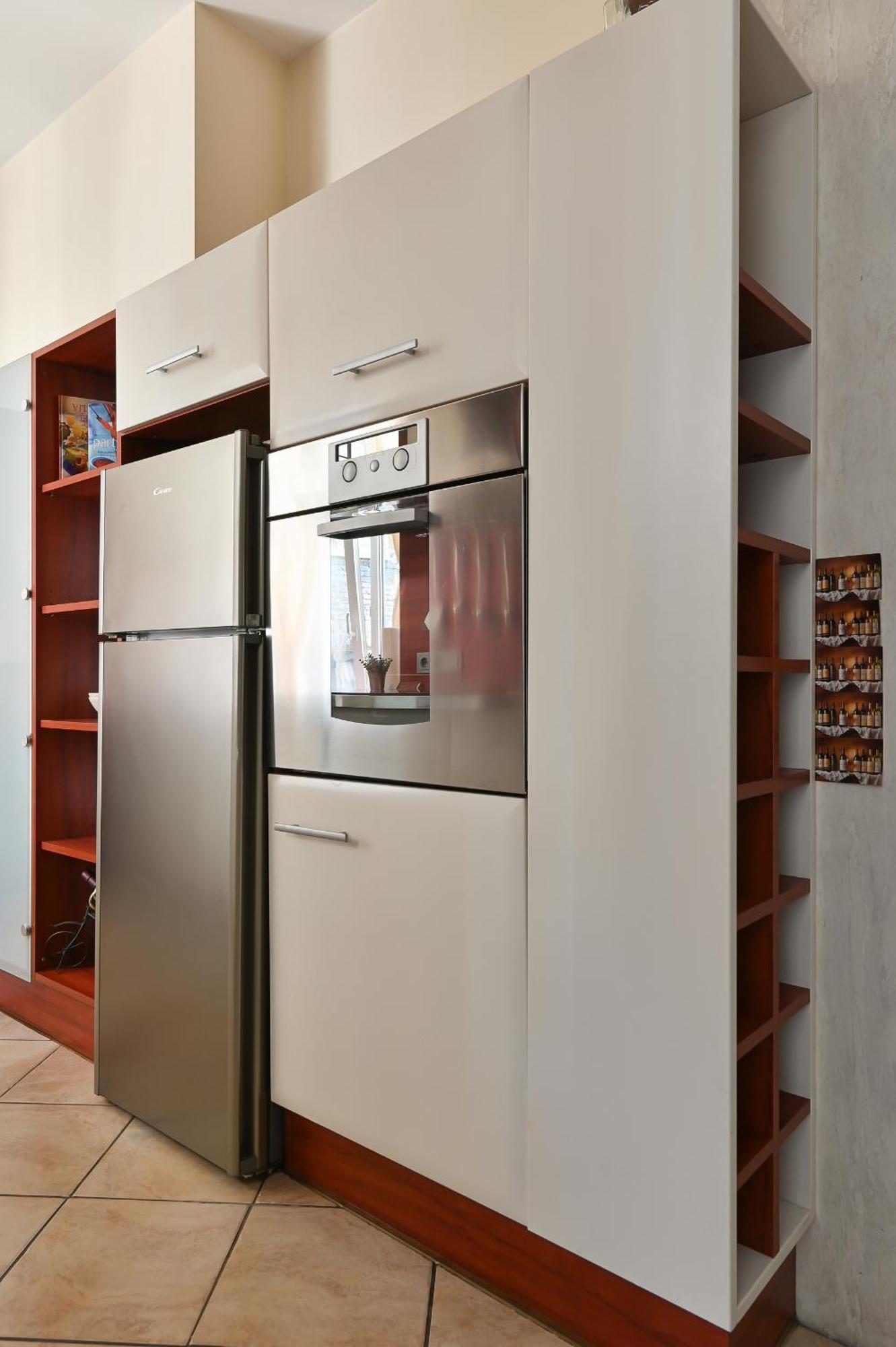 2-bdrm Quiet Apartment *