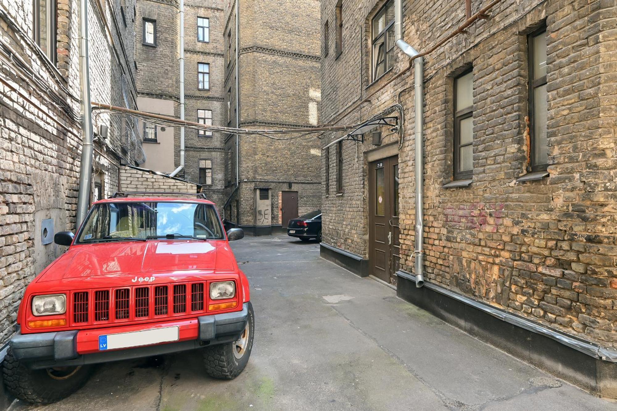 2-bdrm Quiet Apartment *