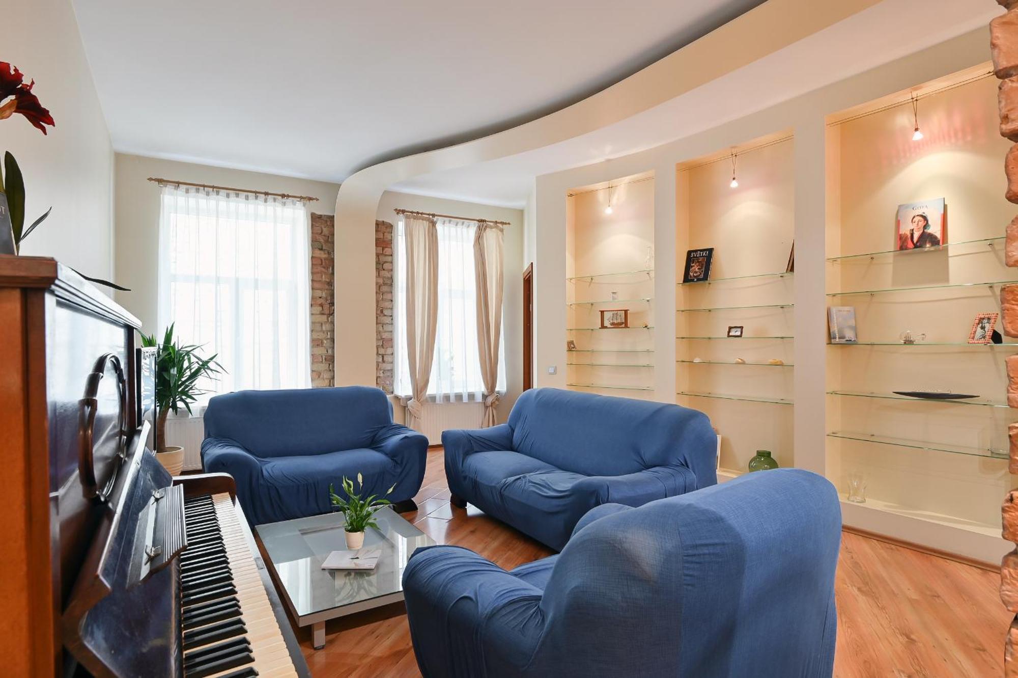 2-bdrm Quiet Apartment *
