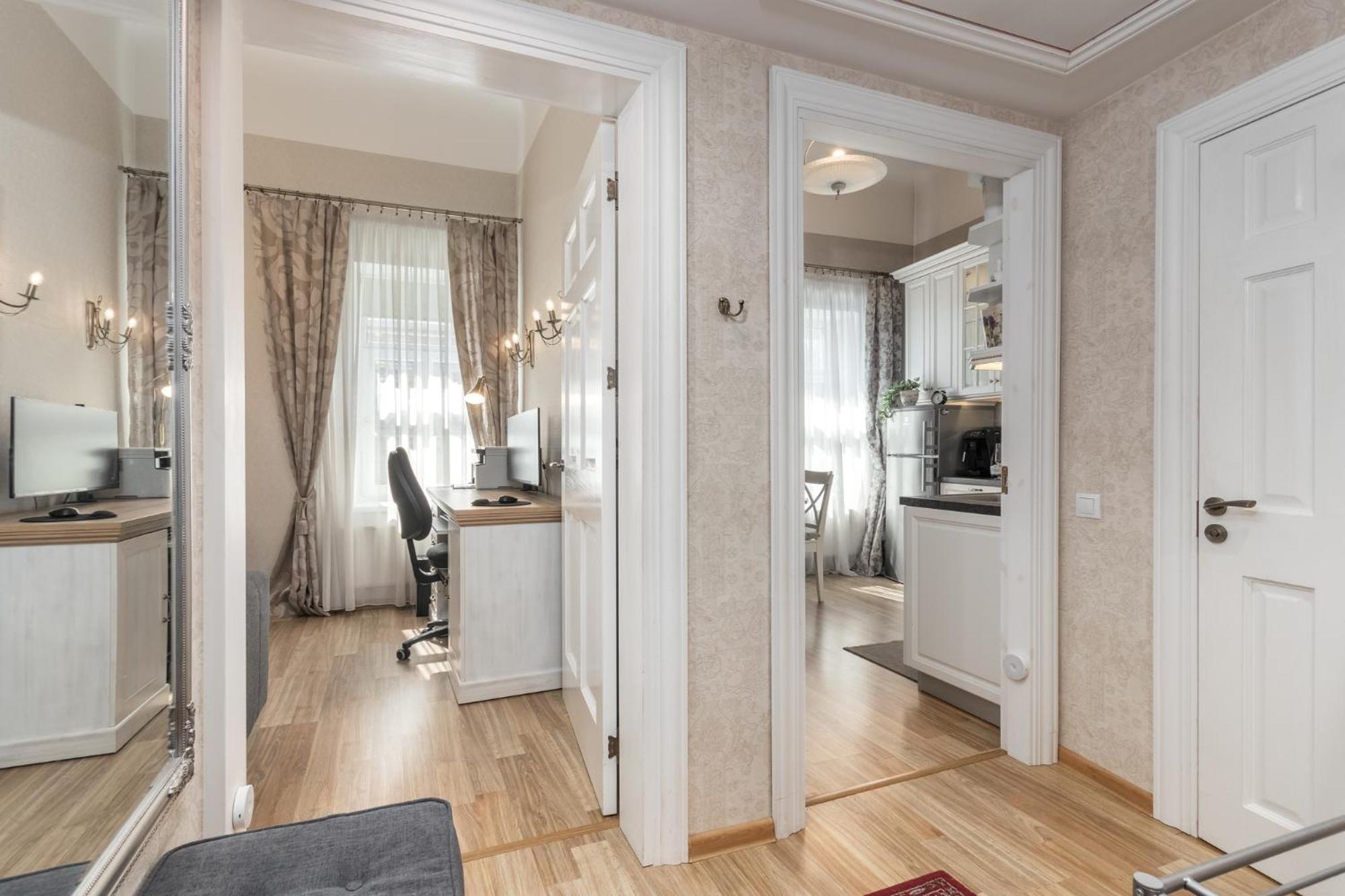 Elegant In Historical Centre & Free Locked Parking *