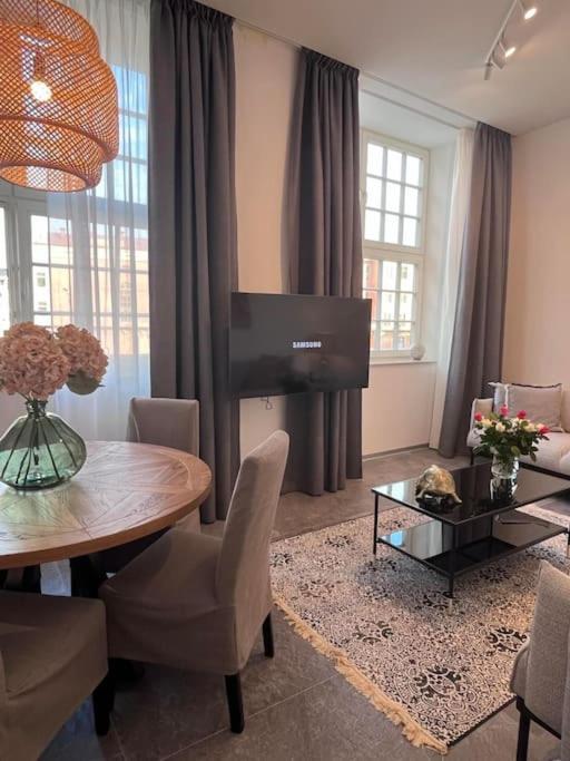 Old Great Location & View - Luxury 2bdr 80m2 Riga