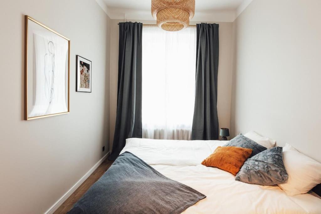 Newly Renovated Cozy 2 Bedroom Apartment *