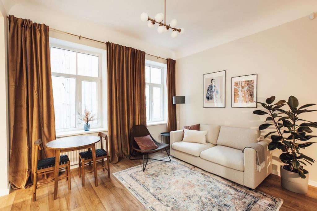 Newly Renovated Cozy 2 Bedroom Apartment *