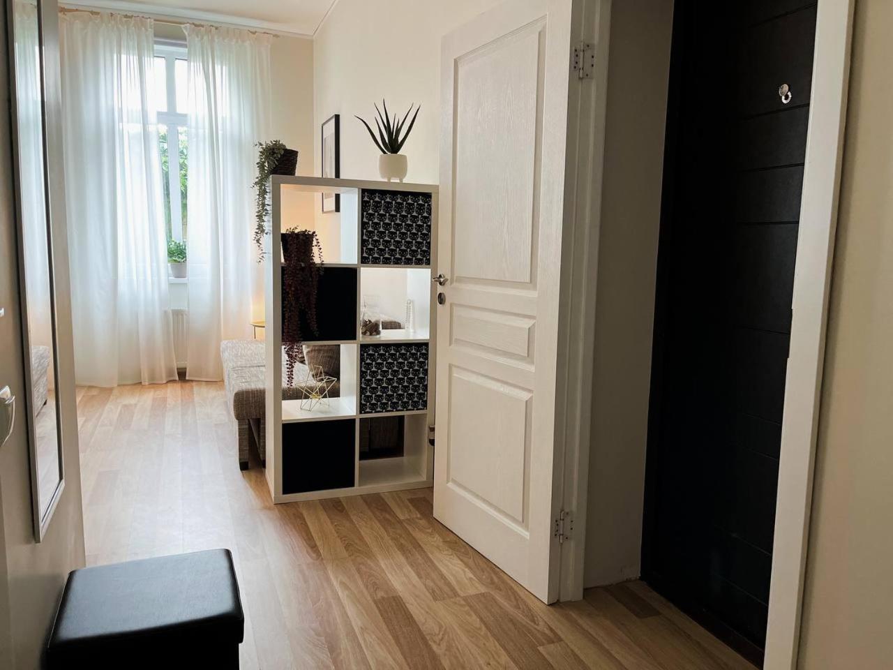 Bright Spacious In With Free Parking
