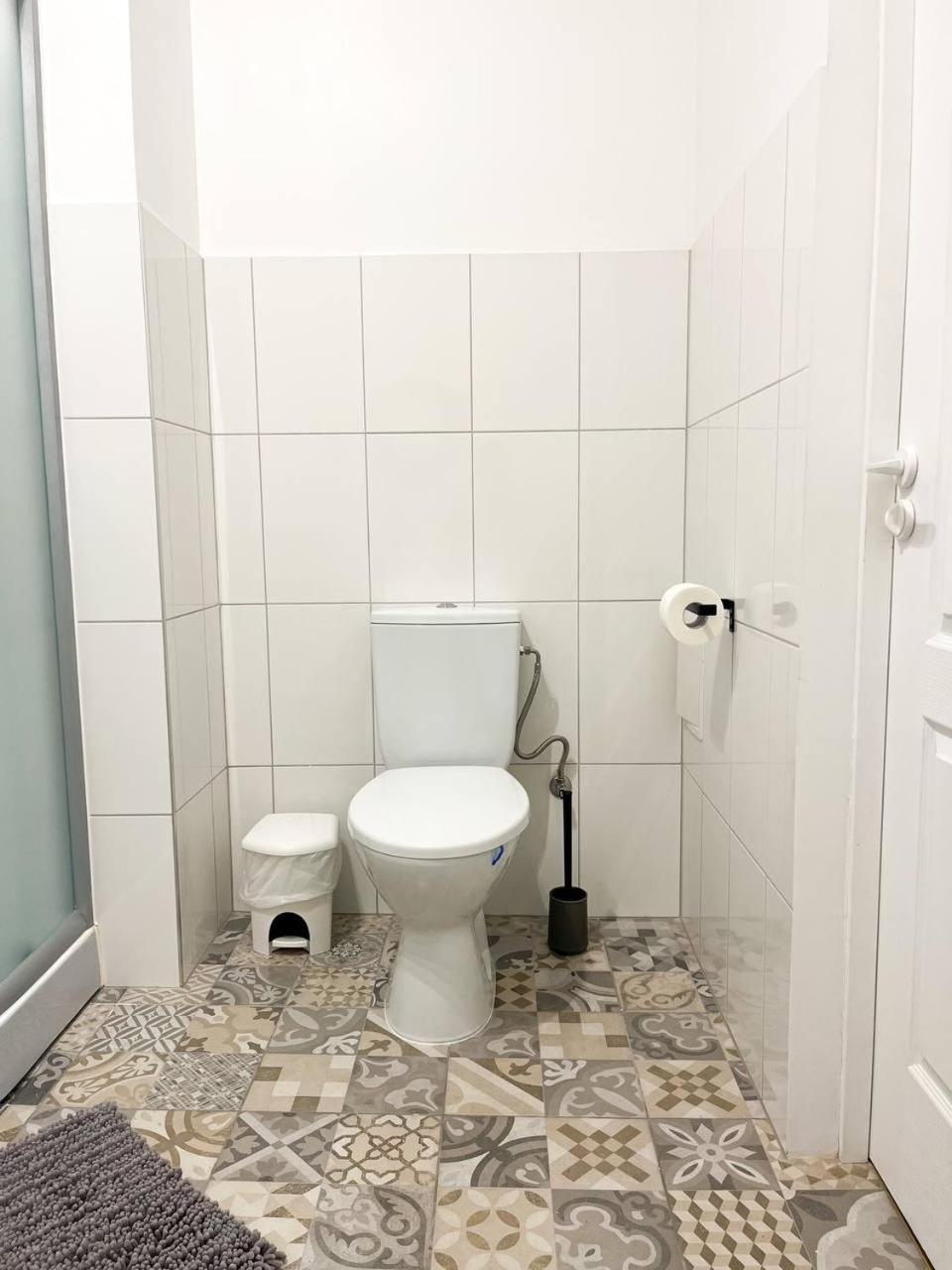 Bright Spacious In With Free Parking Apartment