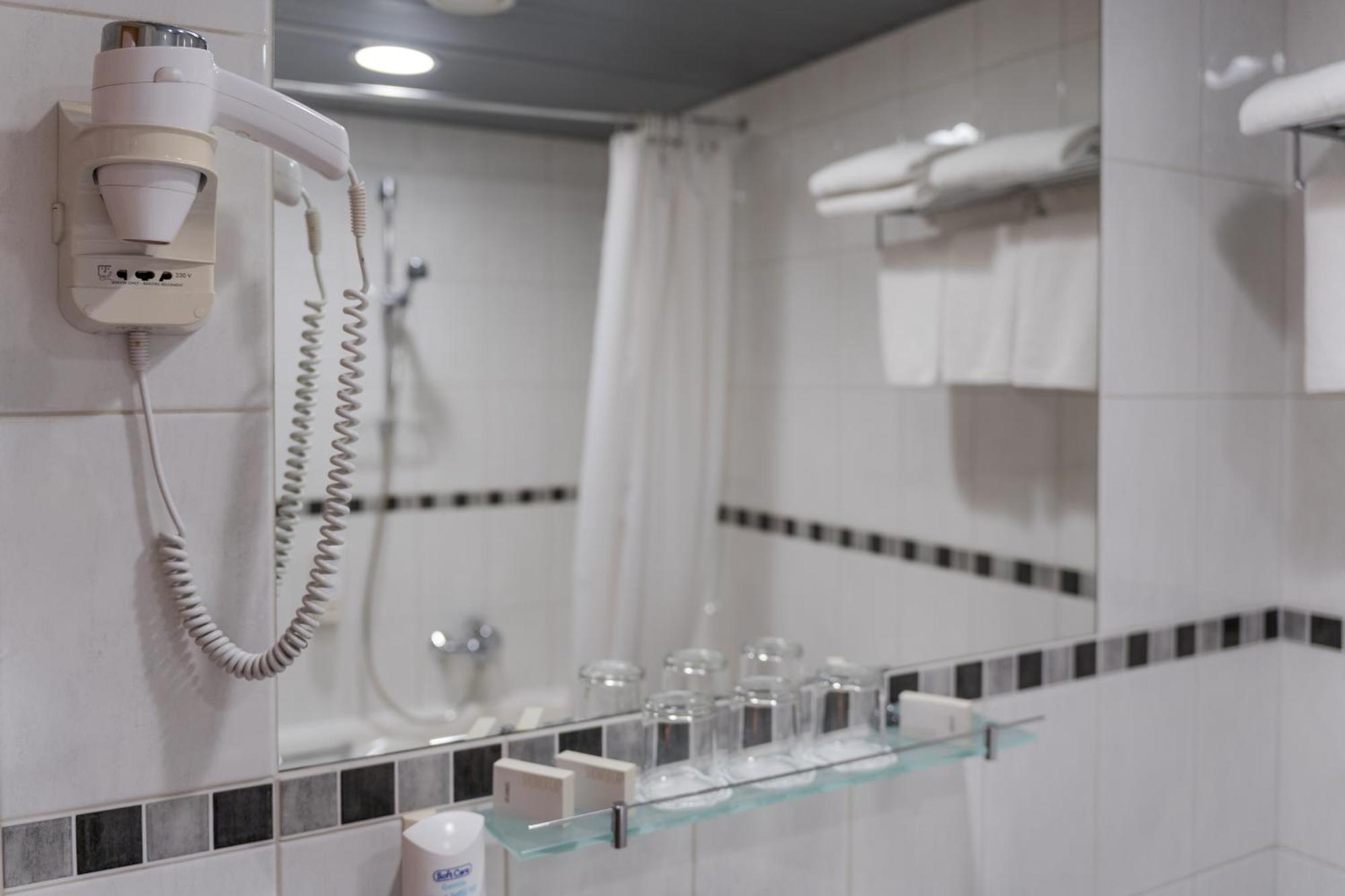Hotel Islande With Free Parking Riga