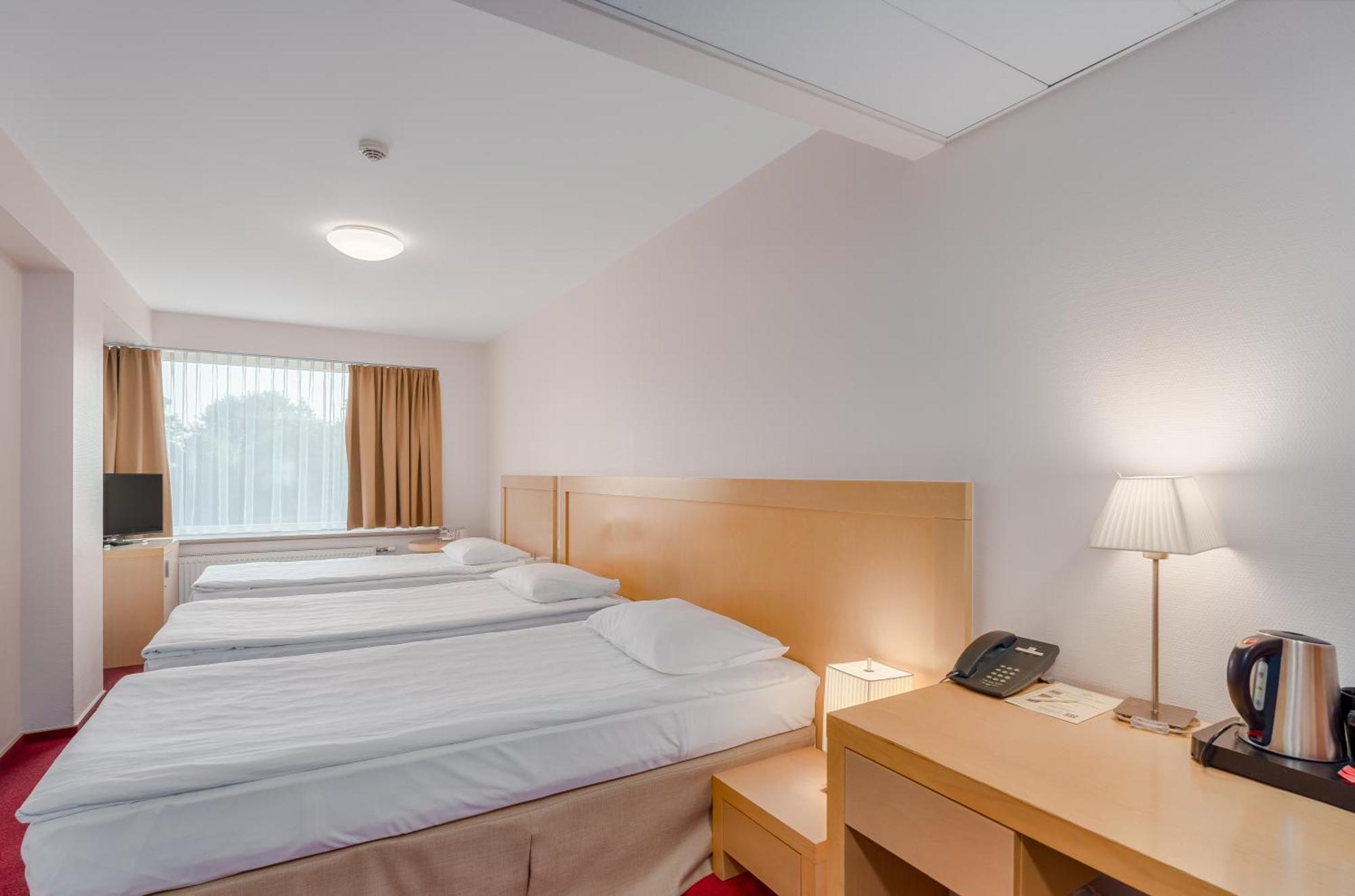 Hotel Islande With Free Parking