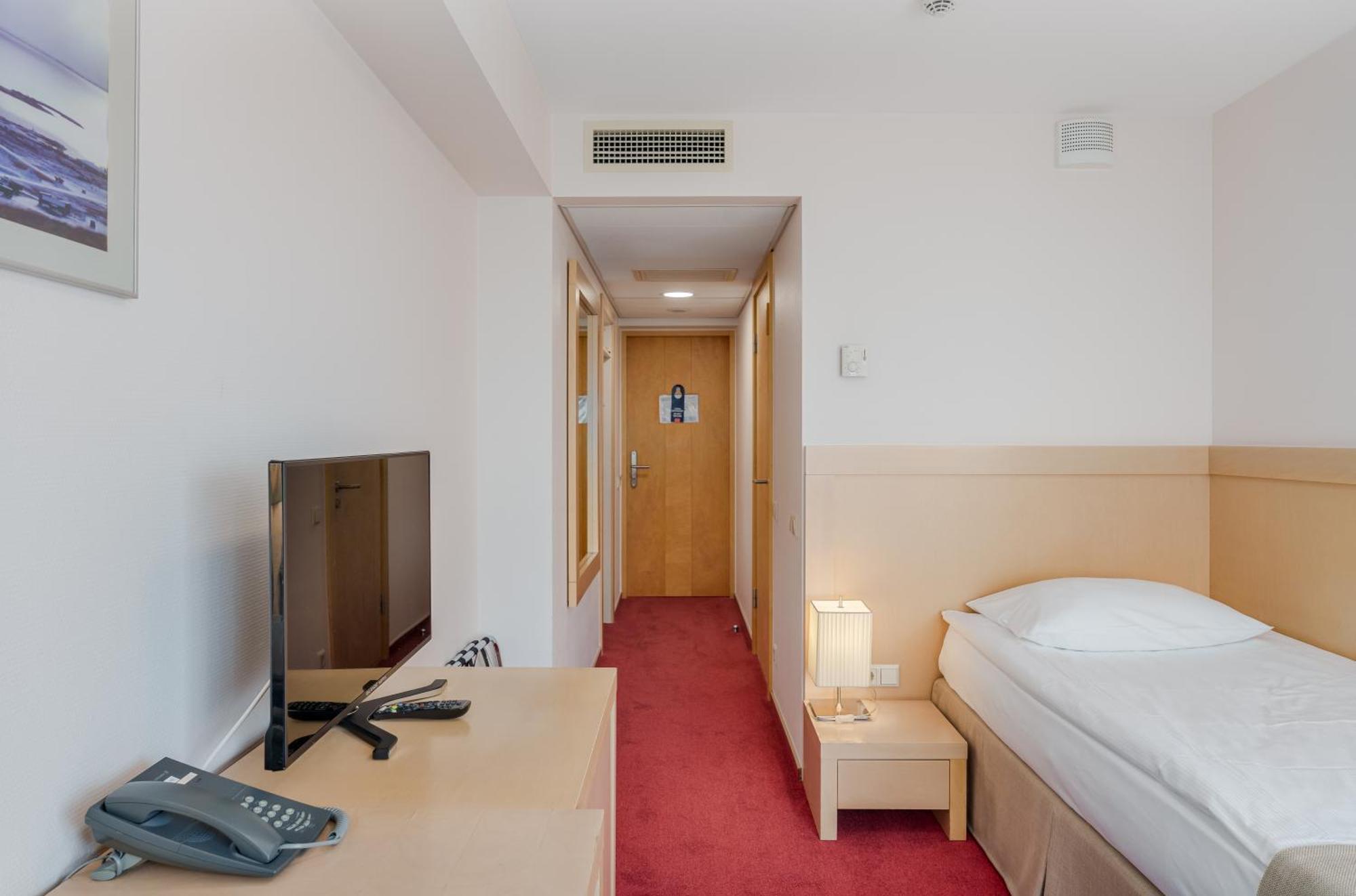 Hotel Islande With Free Parking