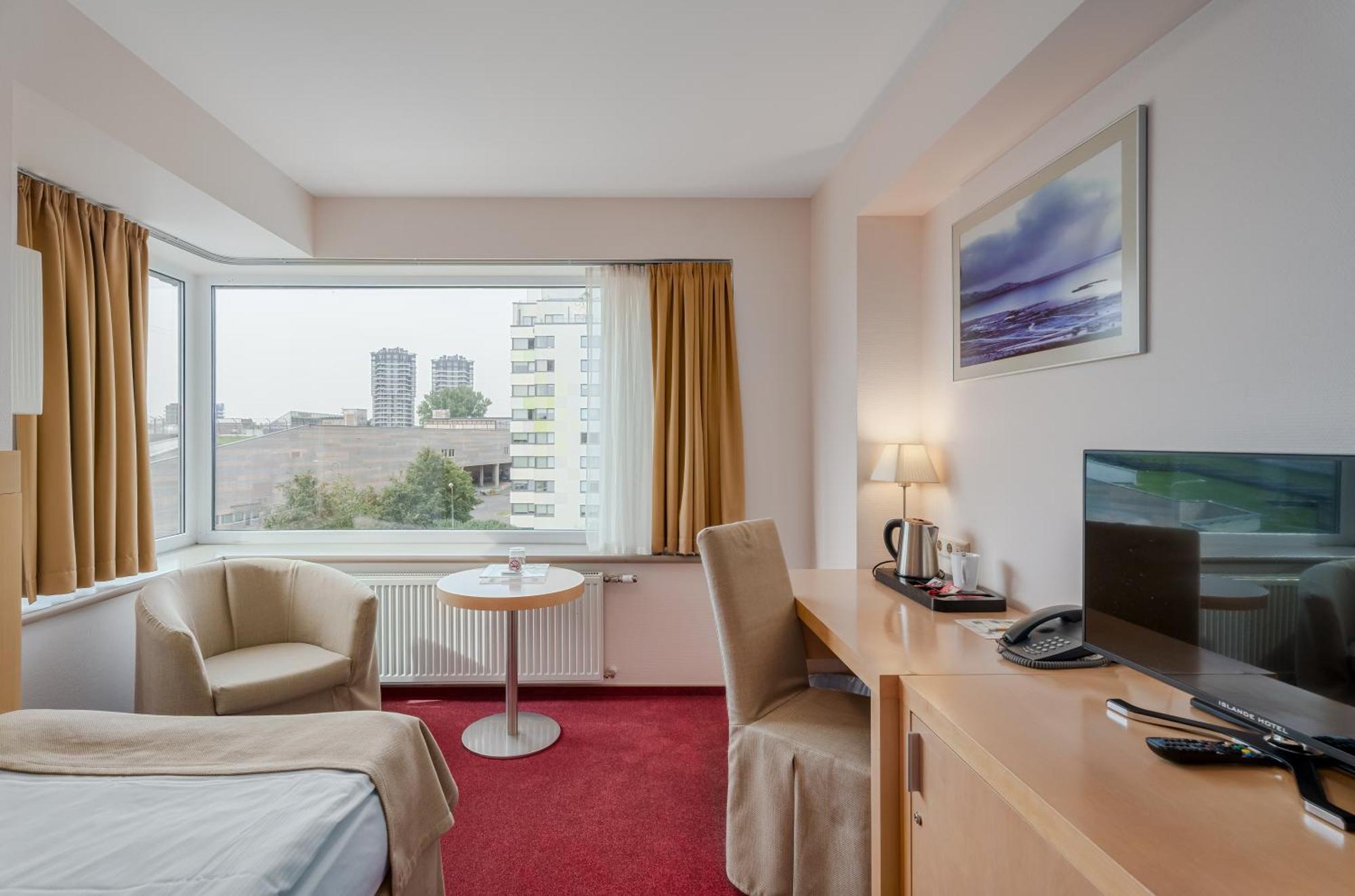 Islande With Free Parking 4*