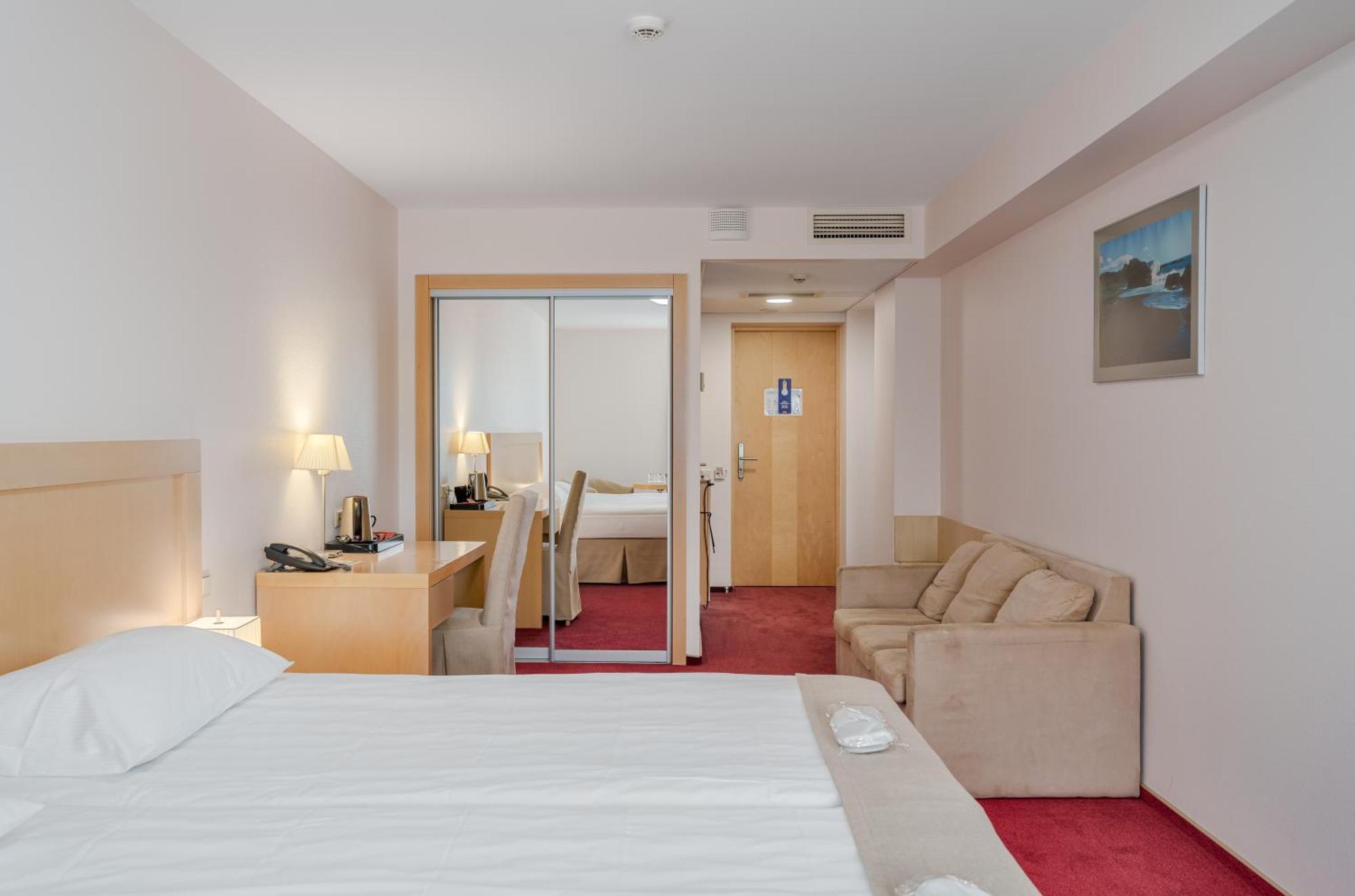 Islande With Free Parking 4*