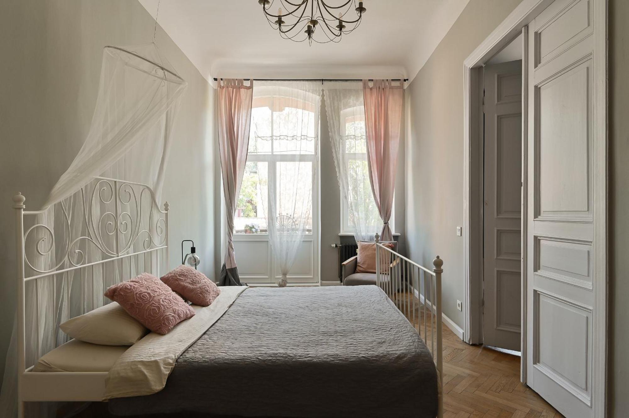 Apartment Modern In Historical Building With Car Parking!