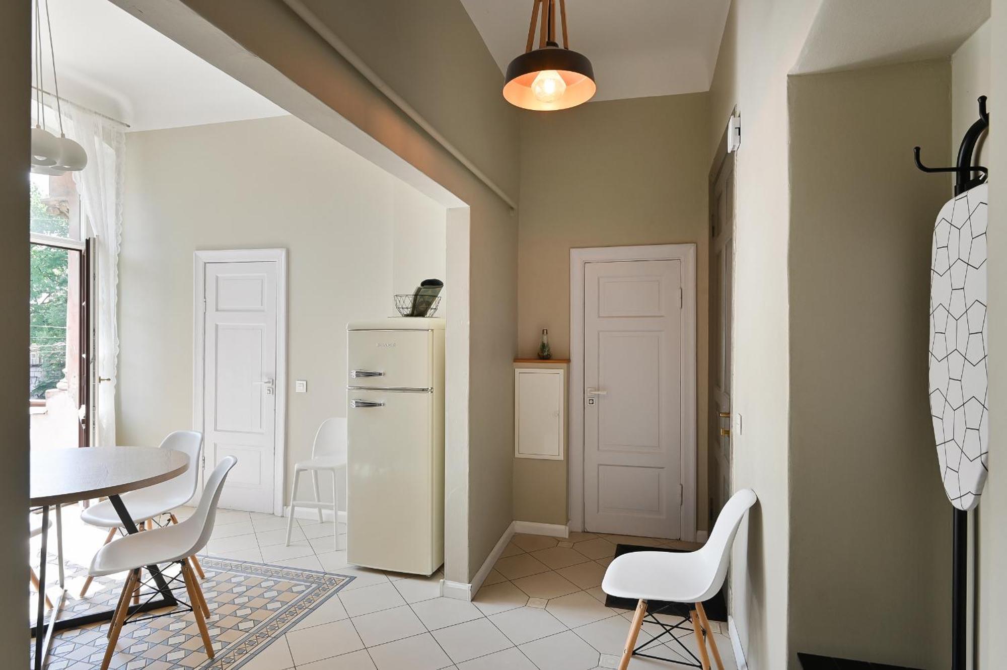 Modern In Historical Building With Car Parking! Apartment