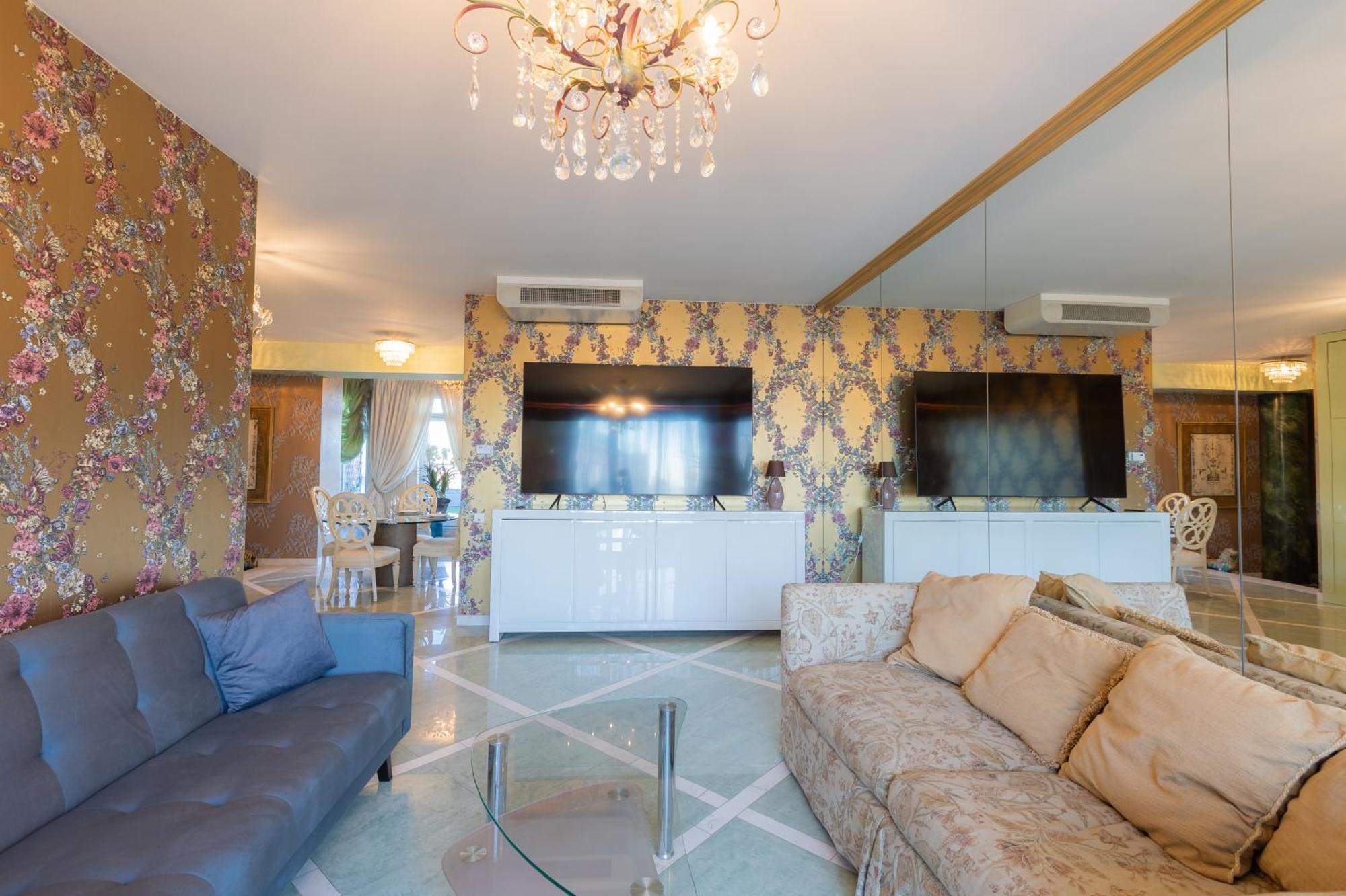 Royal Whith Free Parking * Riga