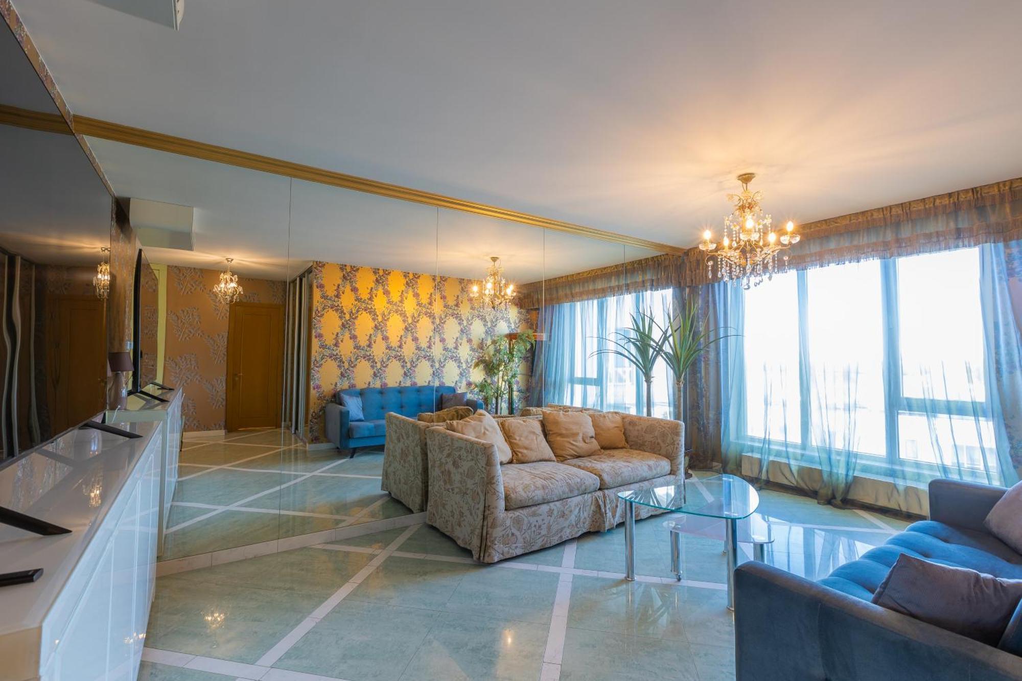 Royal Whith Free Parking Riga