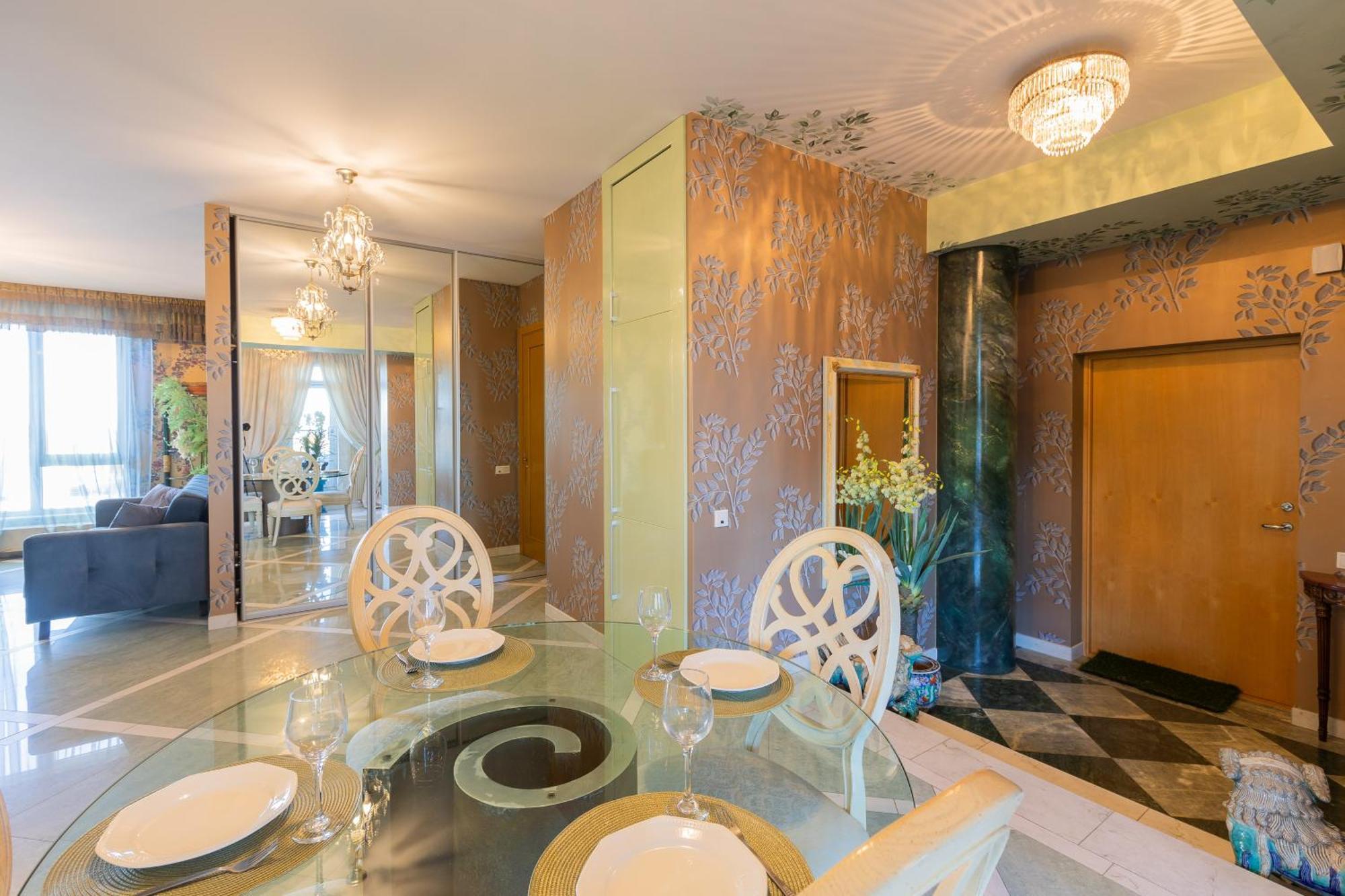 Royal Whith Free Parking * Riga