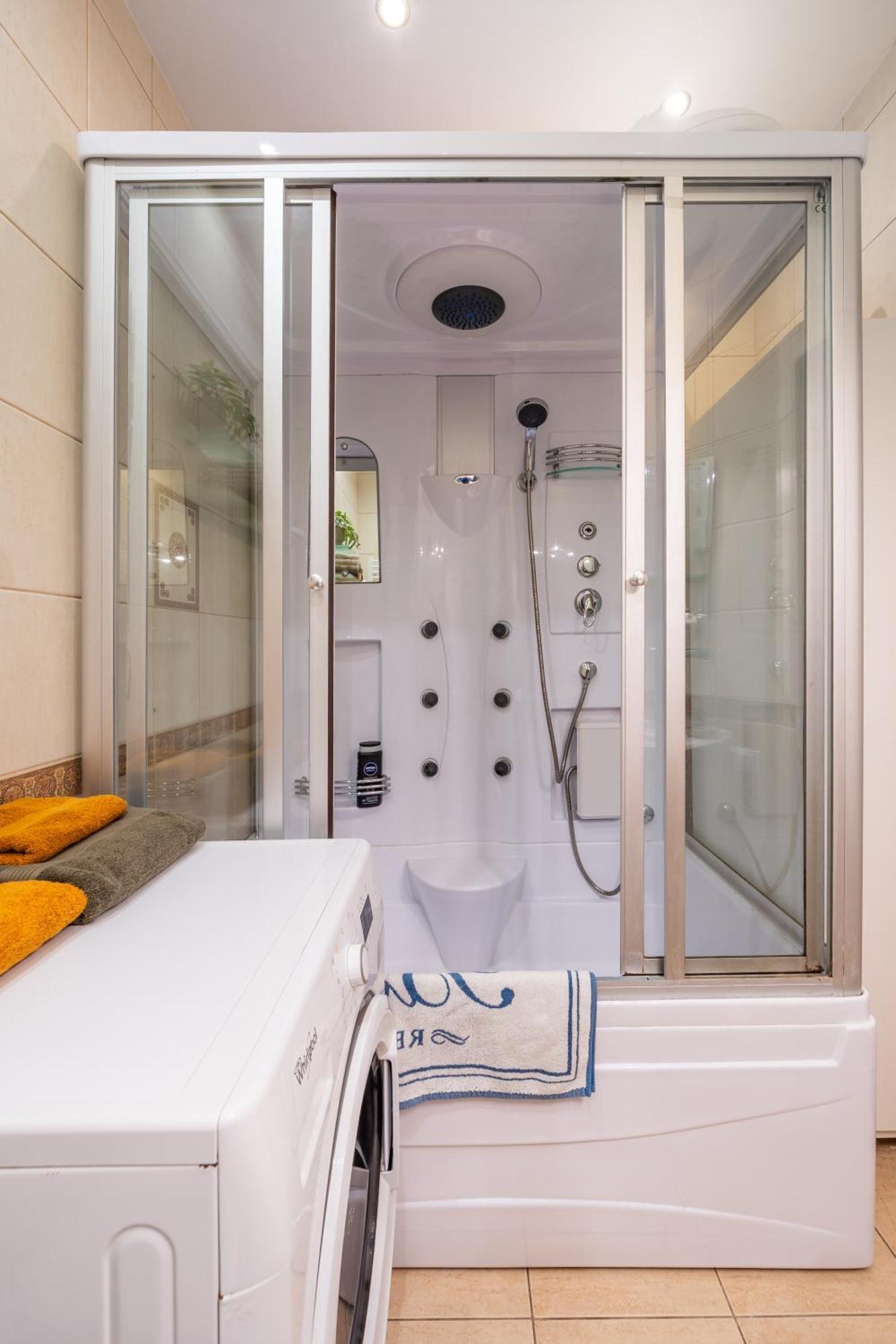 Baltic Amber In Diplomatic District & Free Parking Apartment Riga